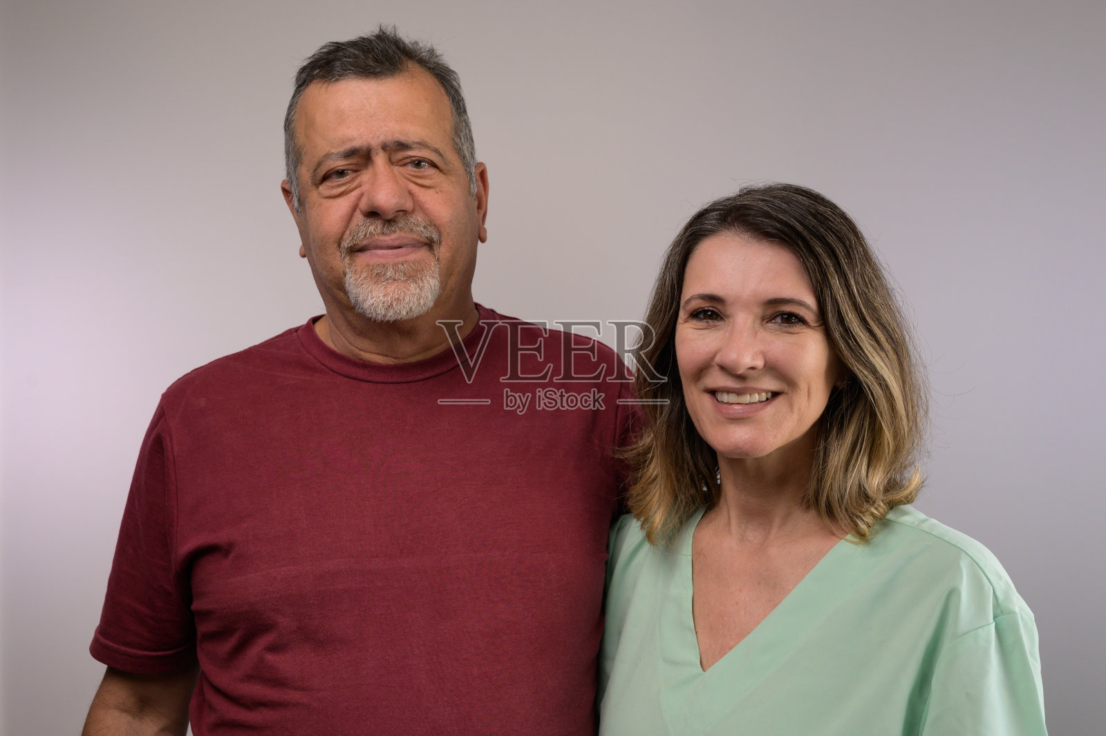 一个患有迟发性运动障碍的男人和一个护士在画室里的肖像照片摄影图片