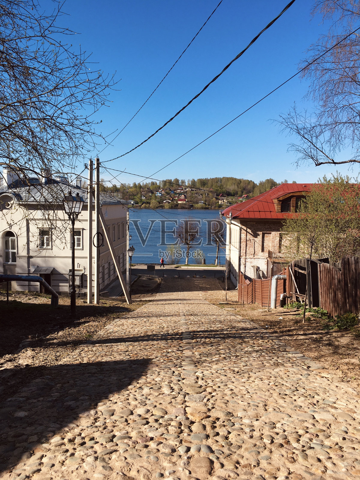 古老的俄罗斯村舍，夏日里阳光明媚的村庄照片摄影图片