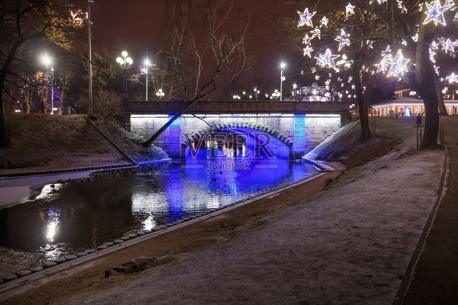 里加(拉脱维亚)堡垒山镇公园亚历山大桥的冬夜景观。这座桥建于1858-1859年，1902年扩建。照片摄影图片