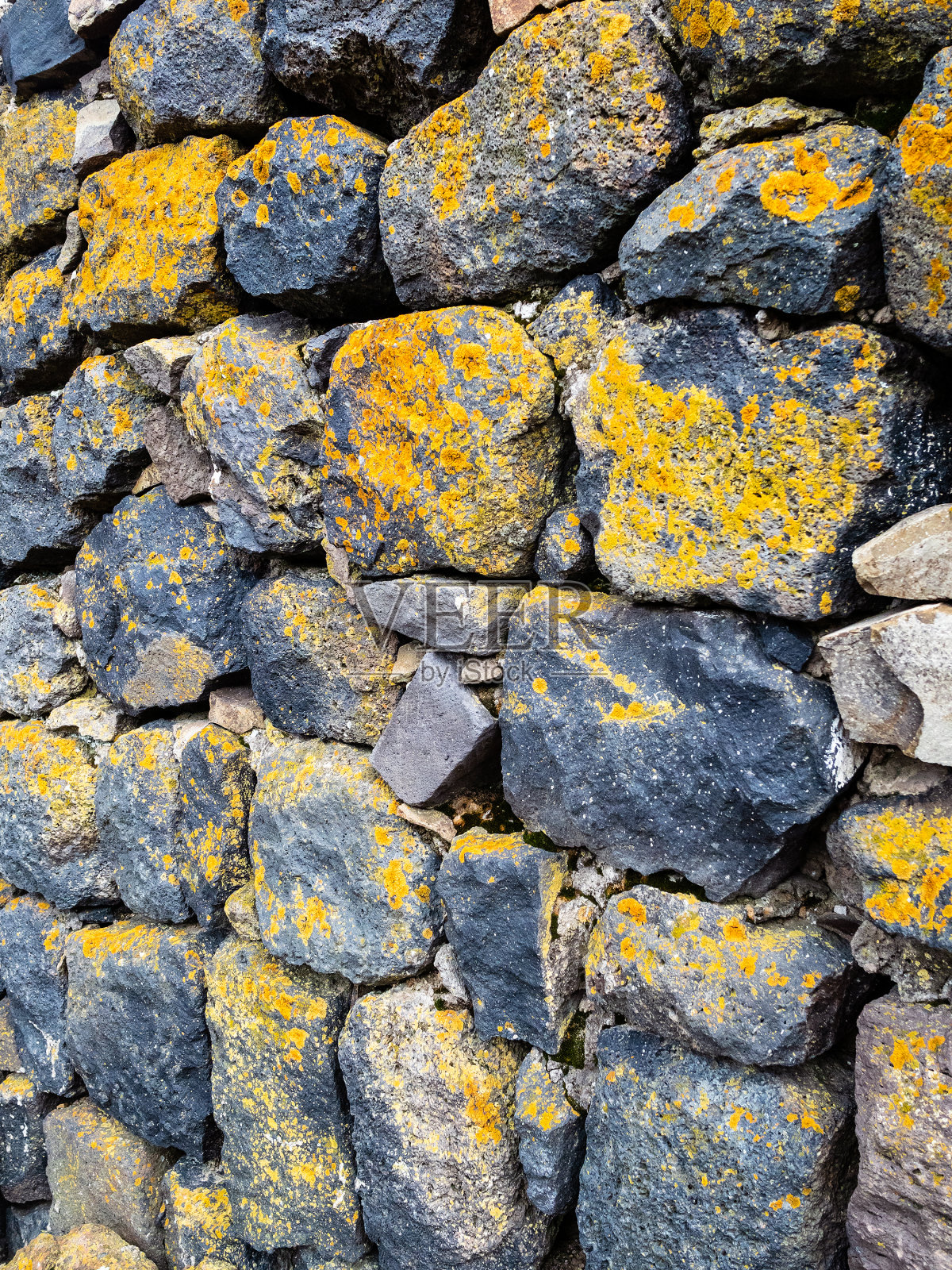 塞万修道院教堂近景的石墙照片摄影图片