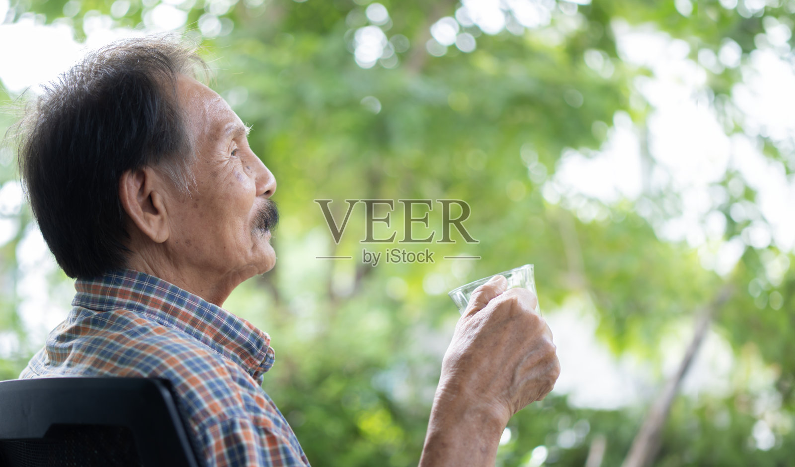 图为快乐积极的亚洲老人享用早餐和一杯咖啡照片摄影图片