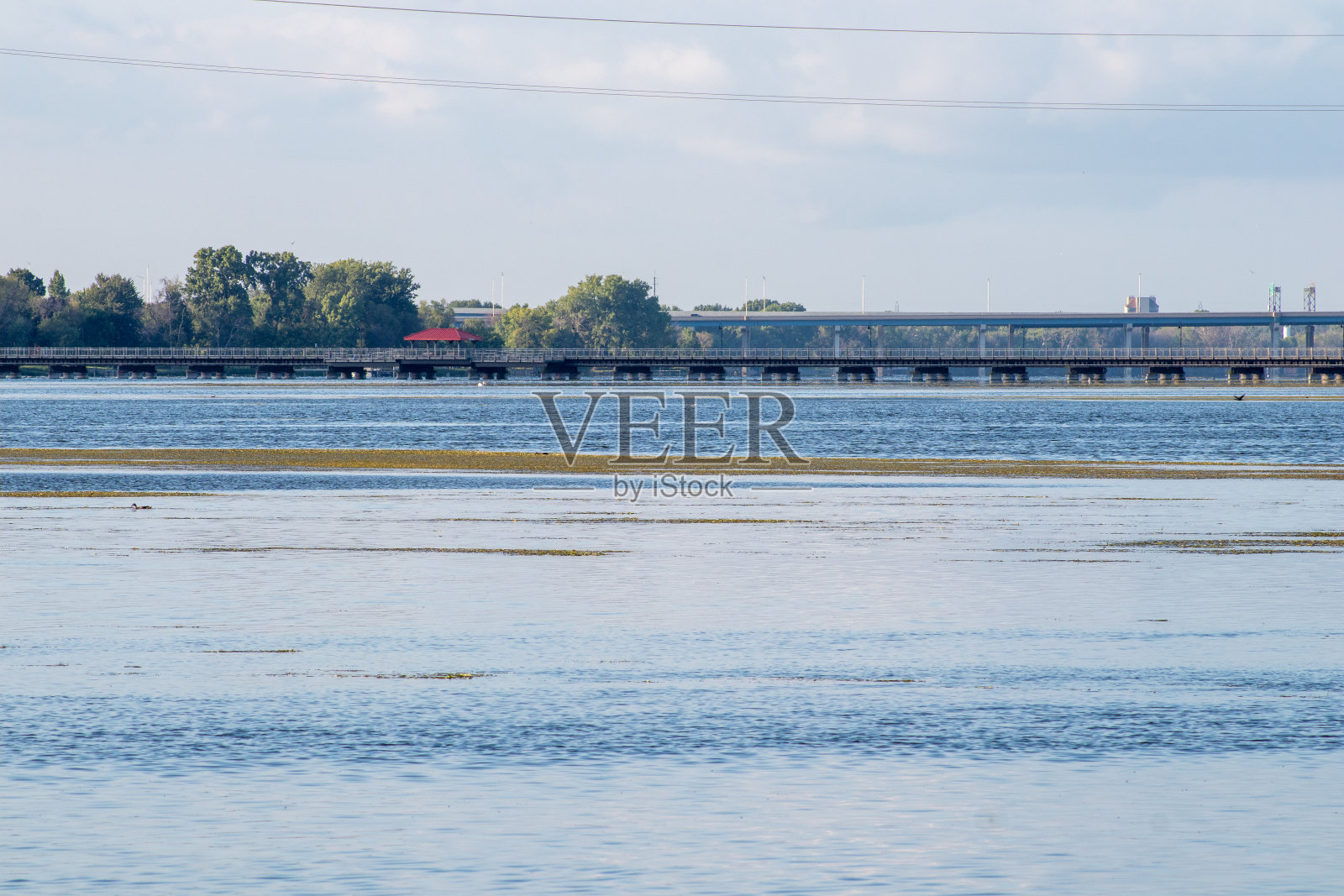 黄昏宁静:黄昏时宁静的湖和桥照片摄影图片