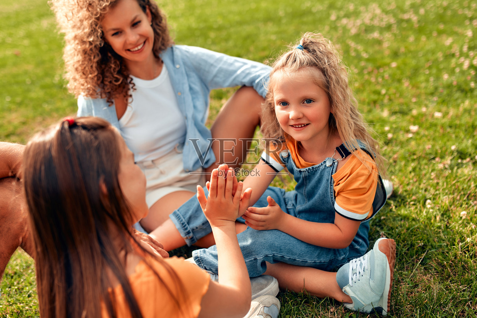 幸福的一家人在公园里放松照片摄影图片