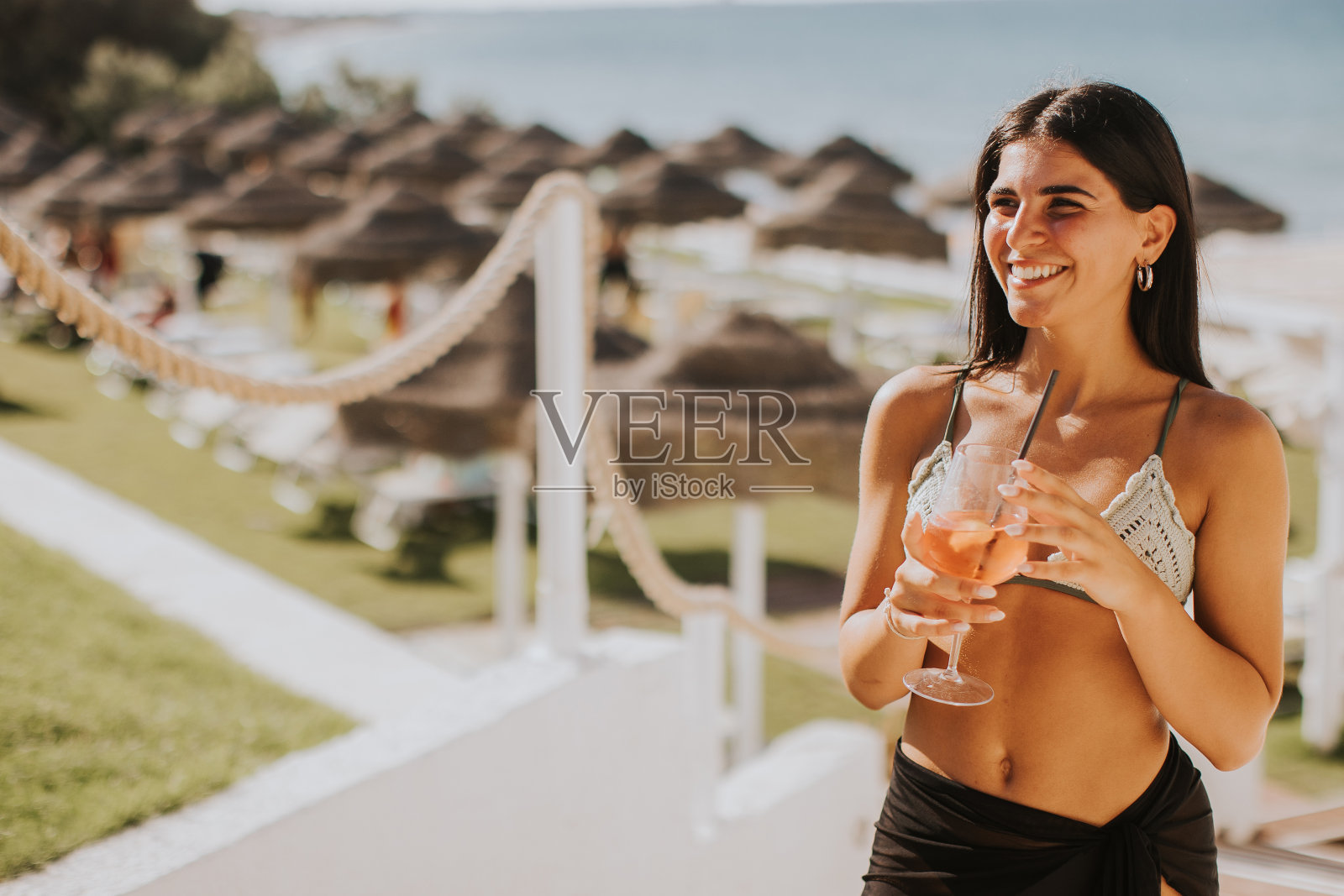 微笑的比基尼女郎在海滩上享受假期照片摄影图片