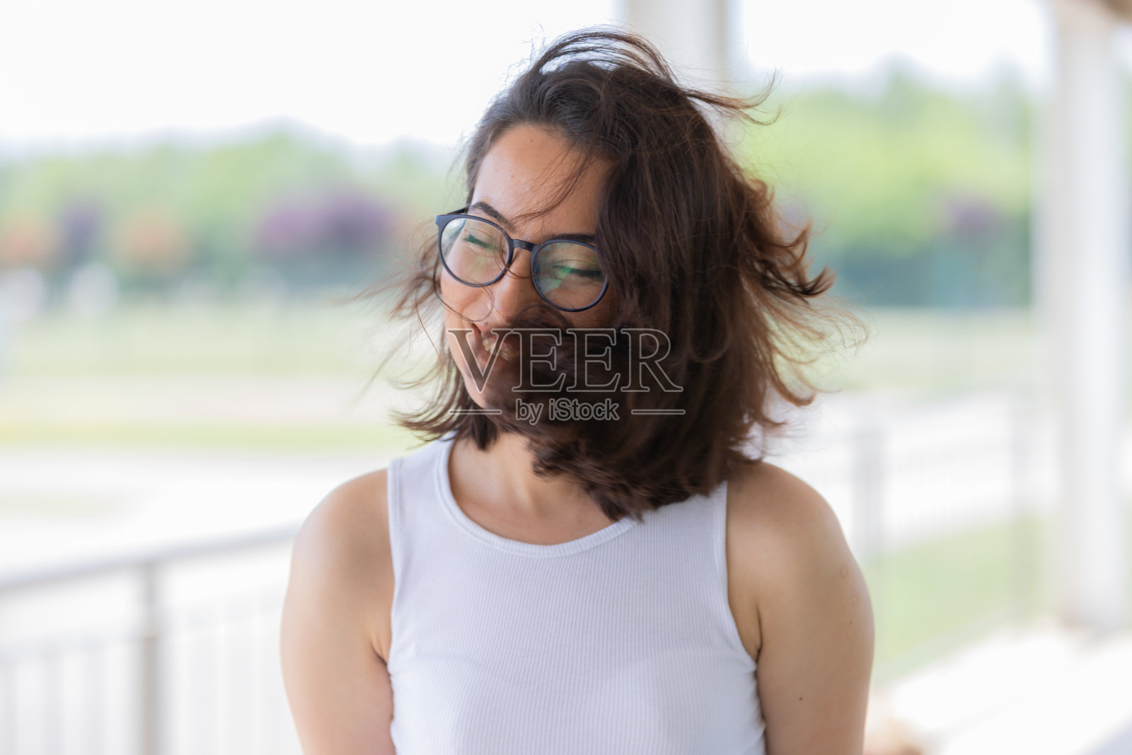 年轻女士的肖像，美丽的微笑。照片摄影图片