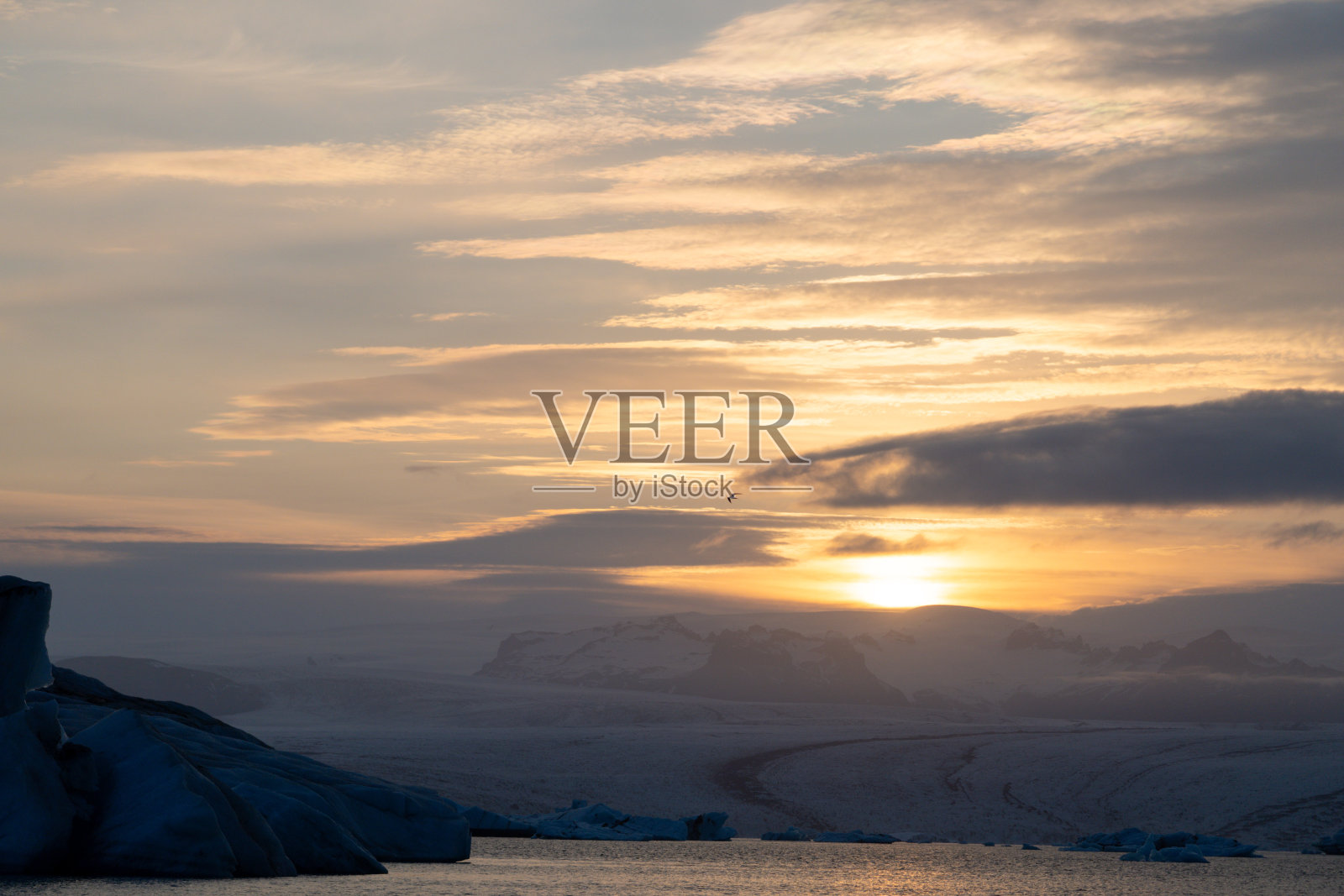 午夜的太阳在Jökulsárlón冰川照片摄影图片