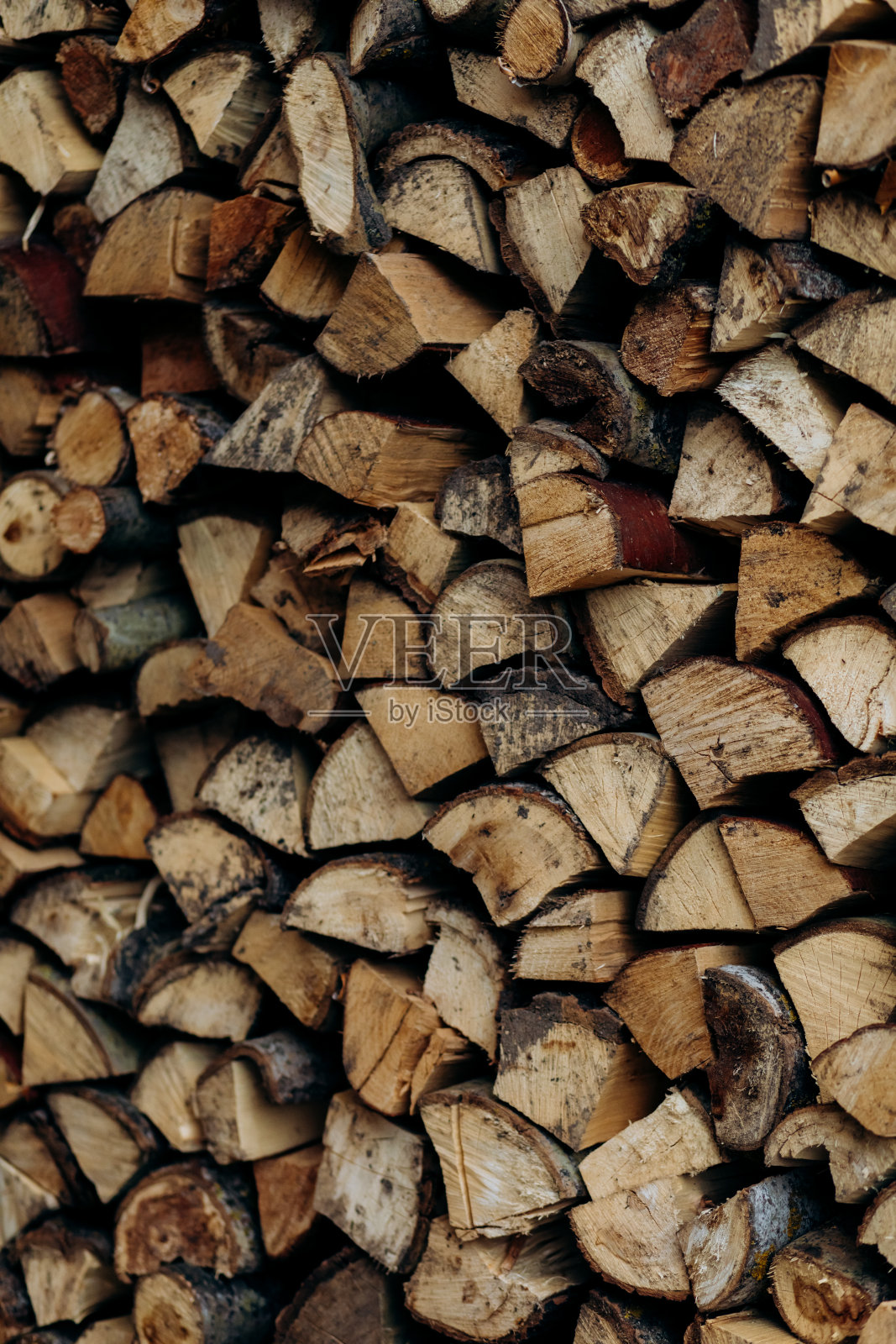 为冬天准备的漂亮的柴火。照片摄影图片