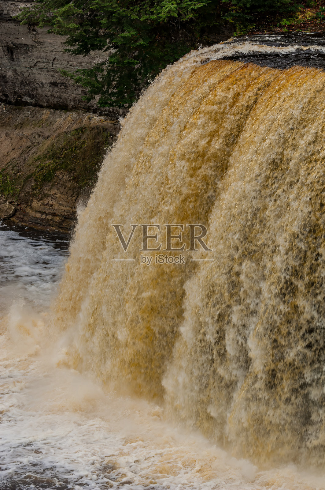 上塔克梅农瀑布，塔克梅农瀑布州立公园，靠近天堂，密歇根州，琥珀色的水是由从树木中浸出的单宁造成的。瀑布，五颜六色的水从上面流过。照片摄影图片