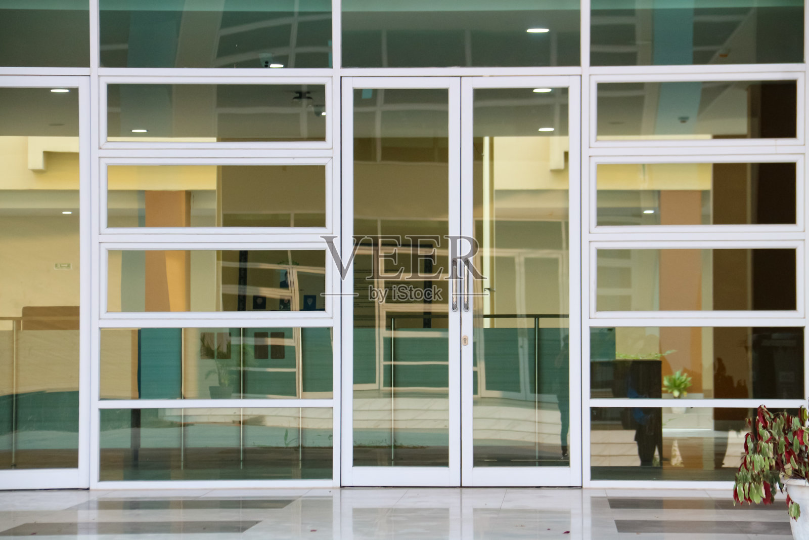 现代办公大楼的白色塑料门和玻璃门照片摄影图片