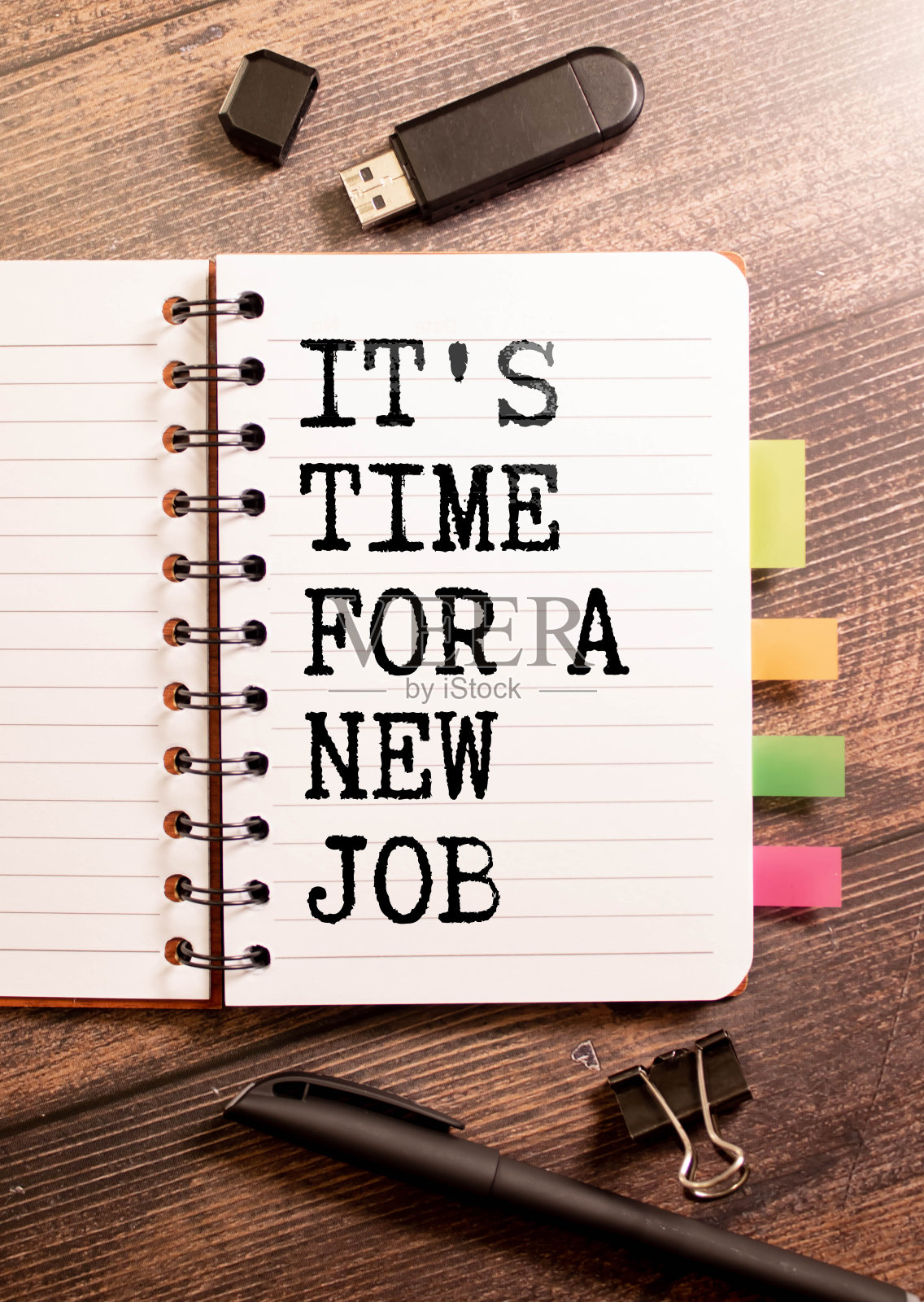 是时候做一项新工作了，把单词写在笔记本上。商业概念照片摄影图片