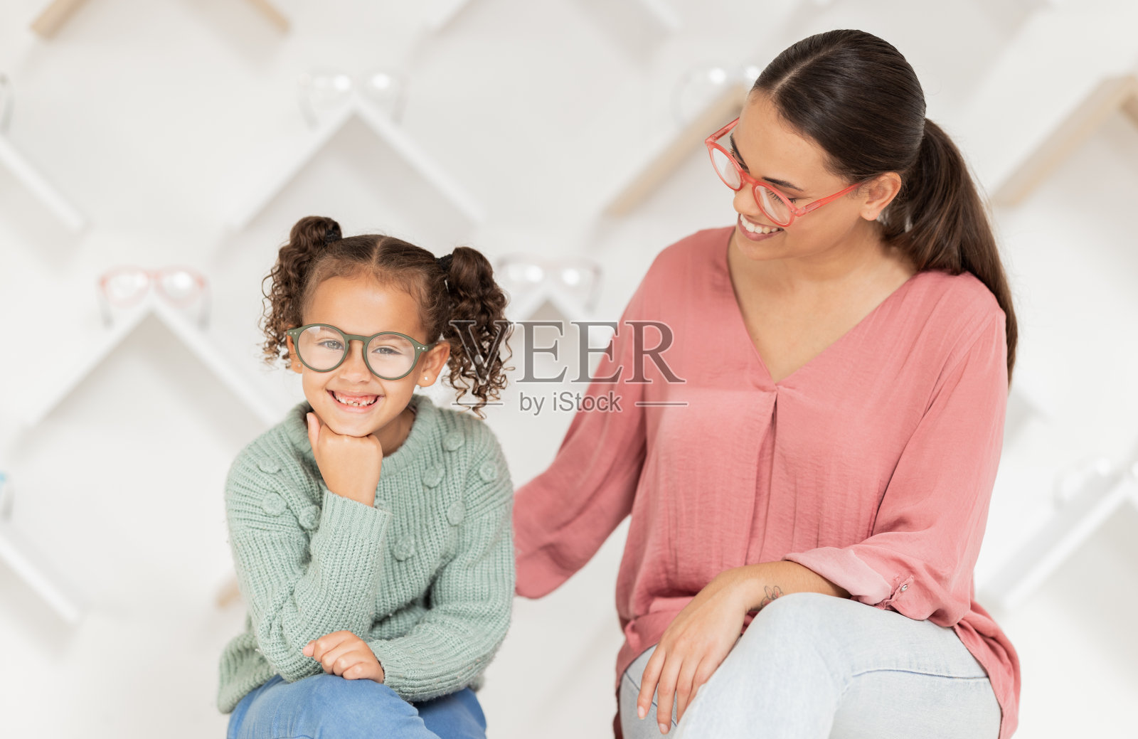 购物，视力和眼镜与母亲和女孩一起在零售商店购买眼镜。妇女、女儿和消费者在验光店买眼镜时，为了眼睛健康和眼睛护理照片摄影图片