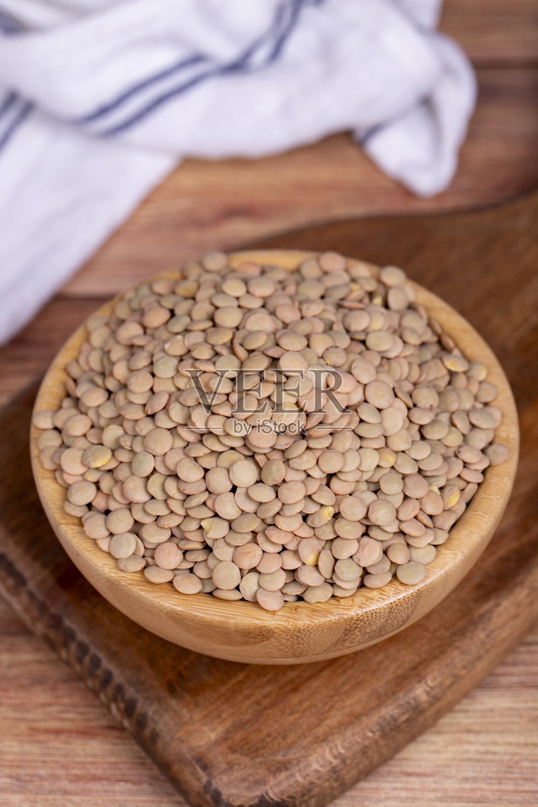 绿扁豆在木头的背景。木碗里的生绿扁豆。近距离照片摄影图片