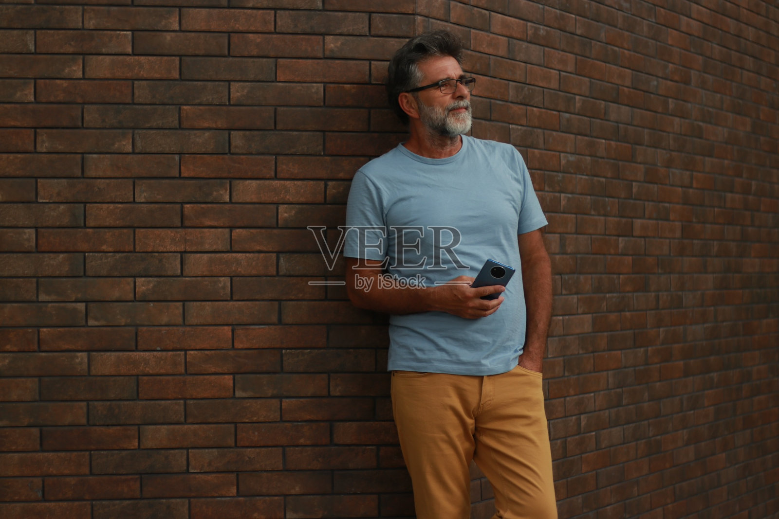 老人用电话谈业务照片摄影图片