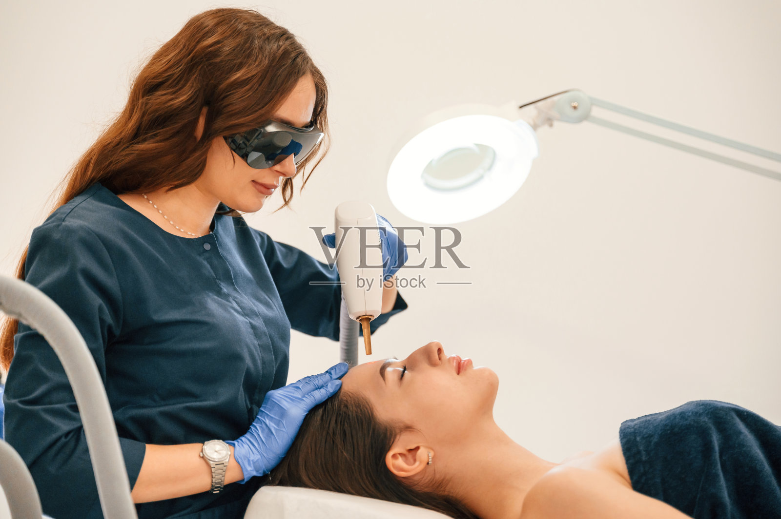 美的概念。在美容诊所接受光复嫩肤手术照片摄影图片