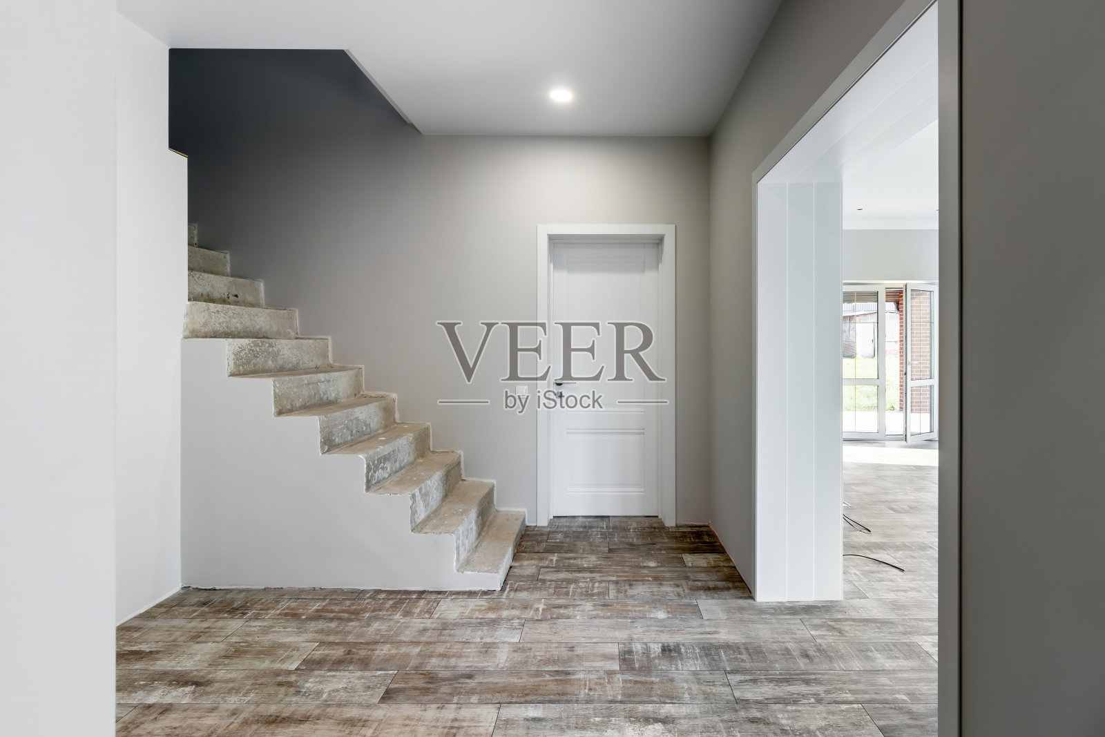 一间私人住宅的房间，刚铺完地板，白色未完工的墙壁和天花板照片摄影图片