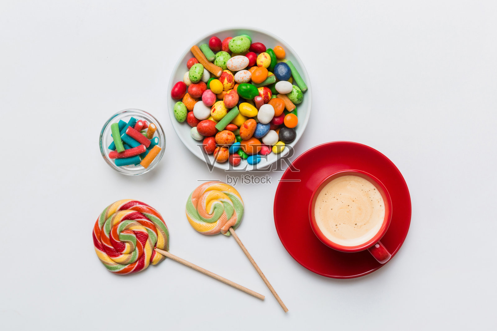 咖啡杯里有巧克力和彩色糖果。带复制空间的表背景顶视图照片摄影图片