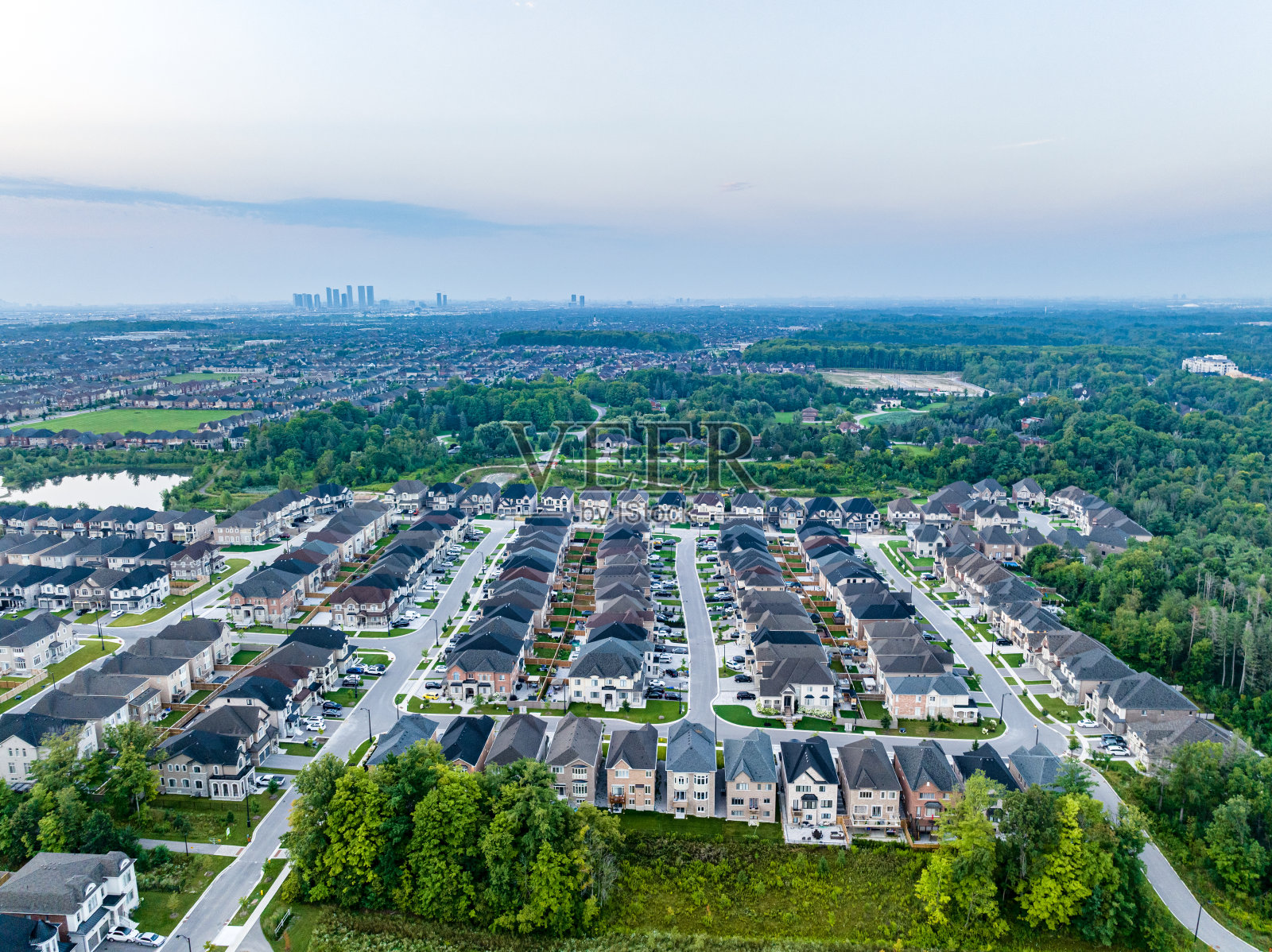 加拿大伍德布里奇，戛纳社区公园和Major MacKenzie博士的新住宅区照片摄影图片