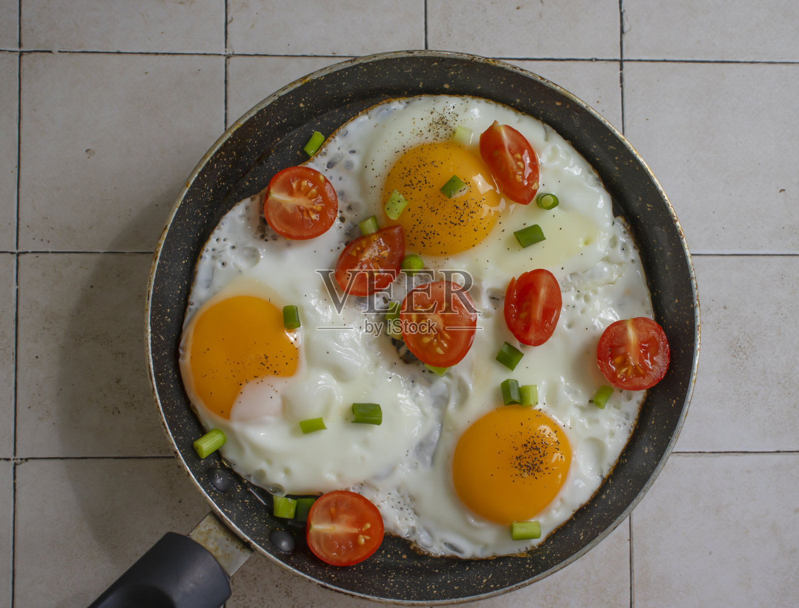 用平底锅煎西红柿蛋照片摄影图片