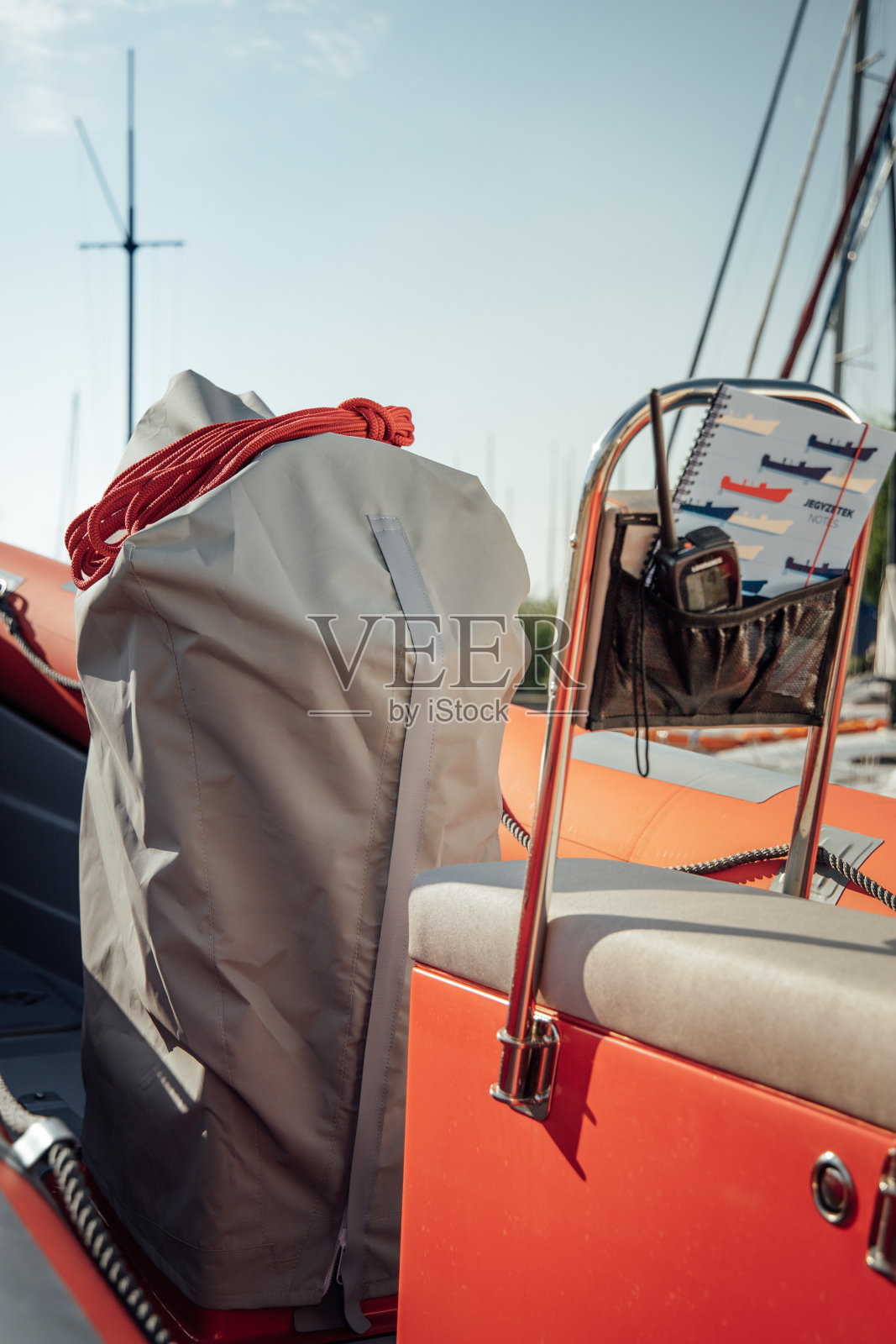 红盒子与配套绳索的放大镜头照片摄影图片