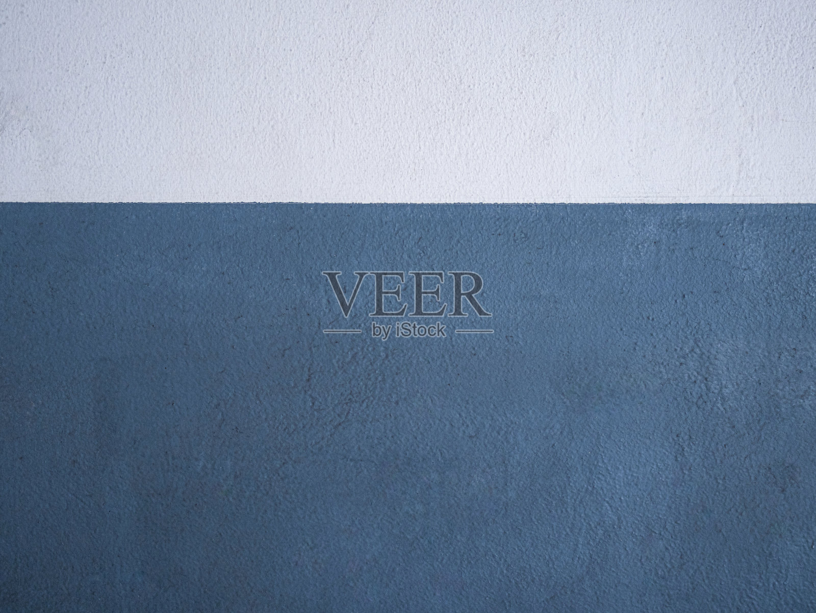 两种颜色的水泥或混凝土墙与污渍，垃圾，纹理背景设计。照片摄影图片