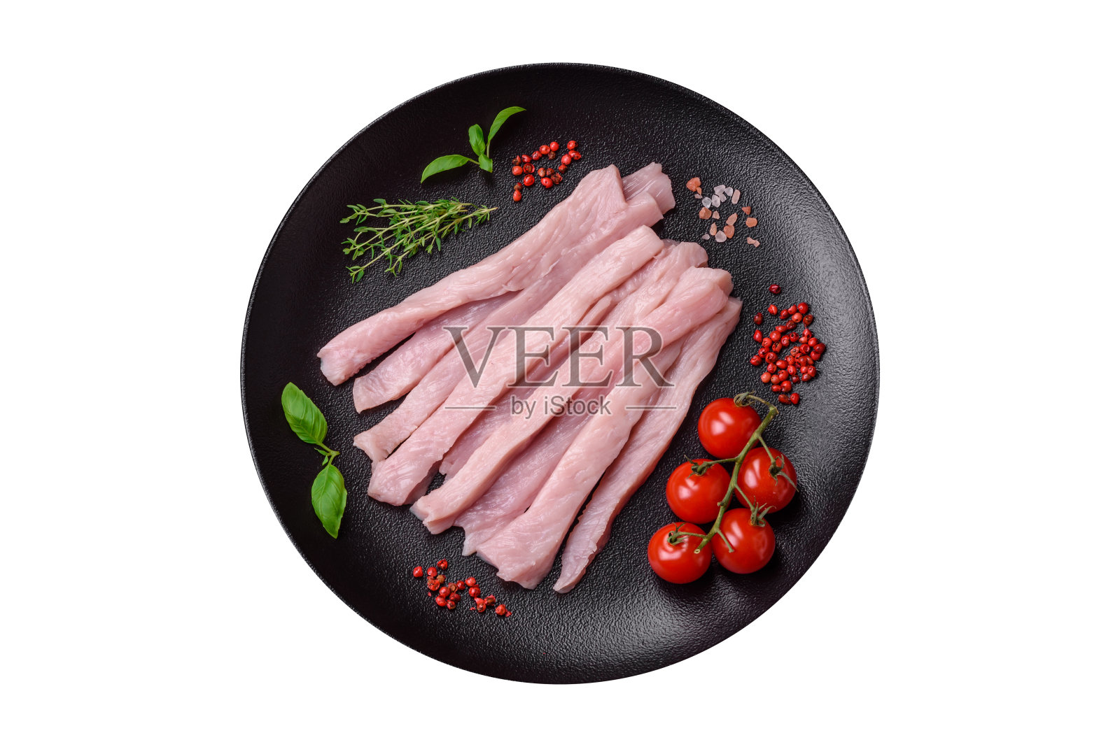 生鸡肉或火鸡肉片，加香料和香草切成条照片摄影图片