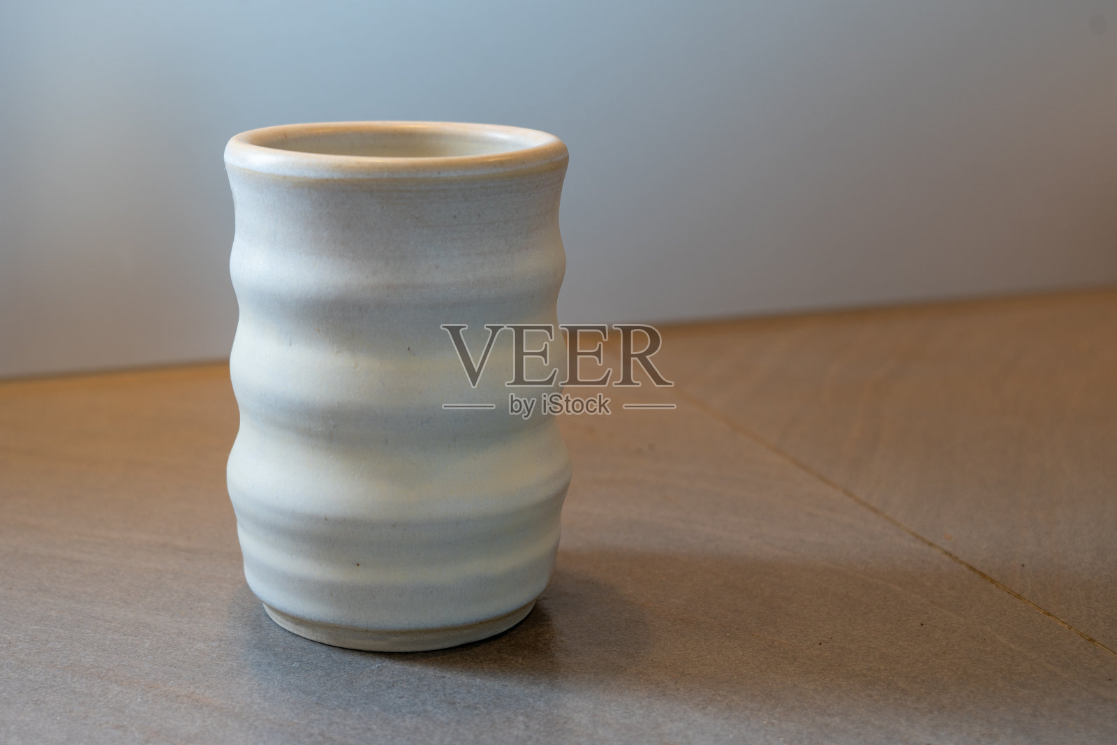 手工陶瓷白花瓶照片摄影图片