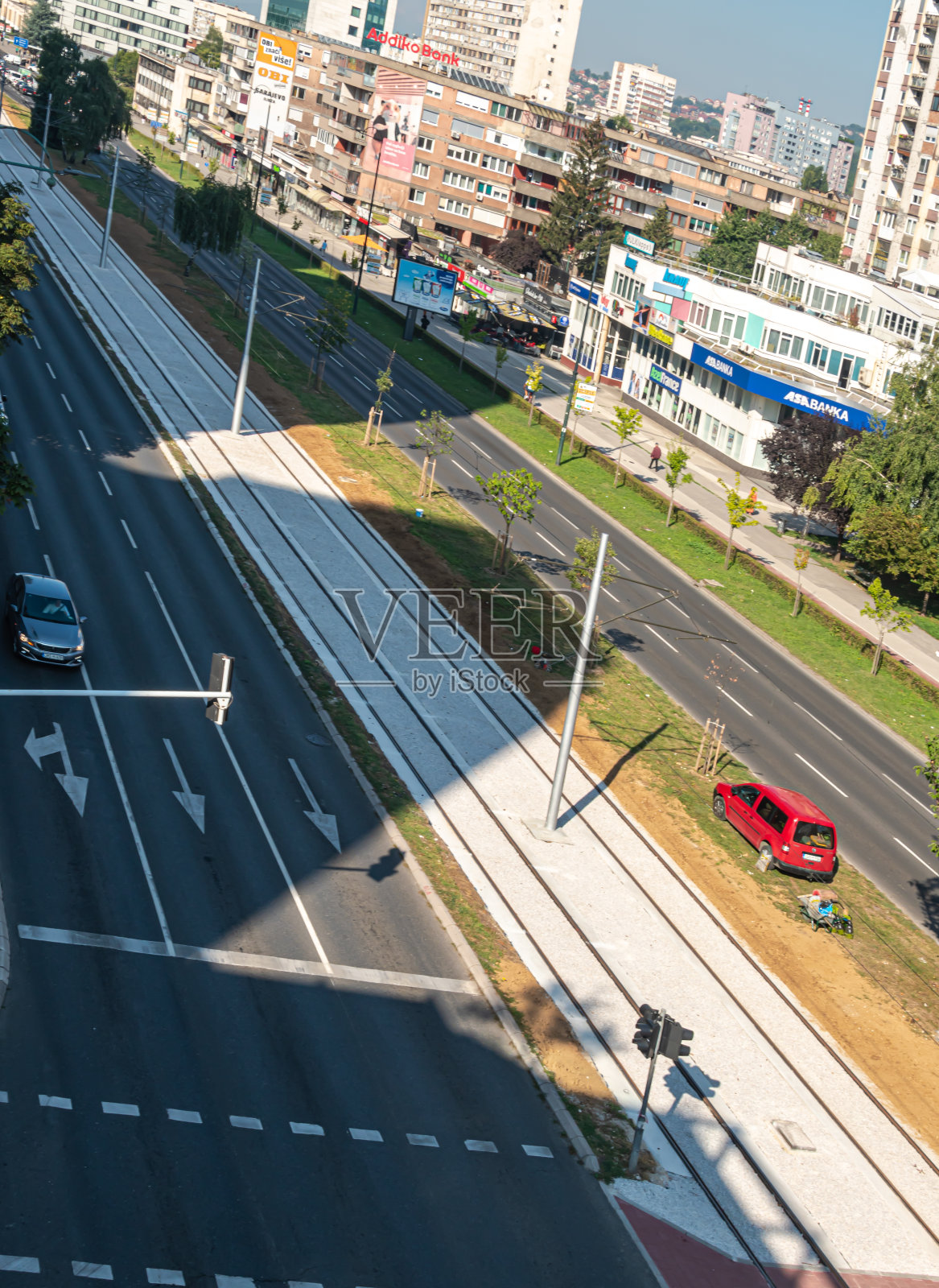 翻新萨拉热窝电车线路之间的斯肯德里贾-琴吉吉维拉照片摄影图片