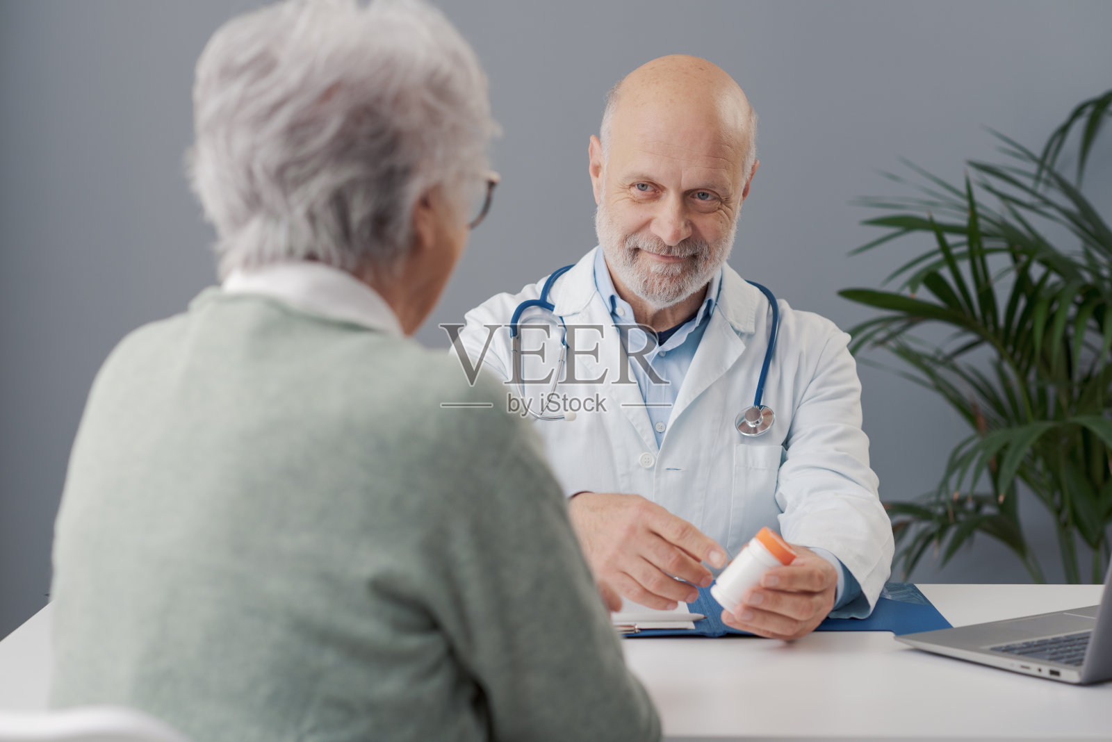 医生给病人开处方药照片摄影图片