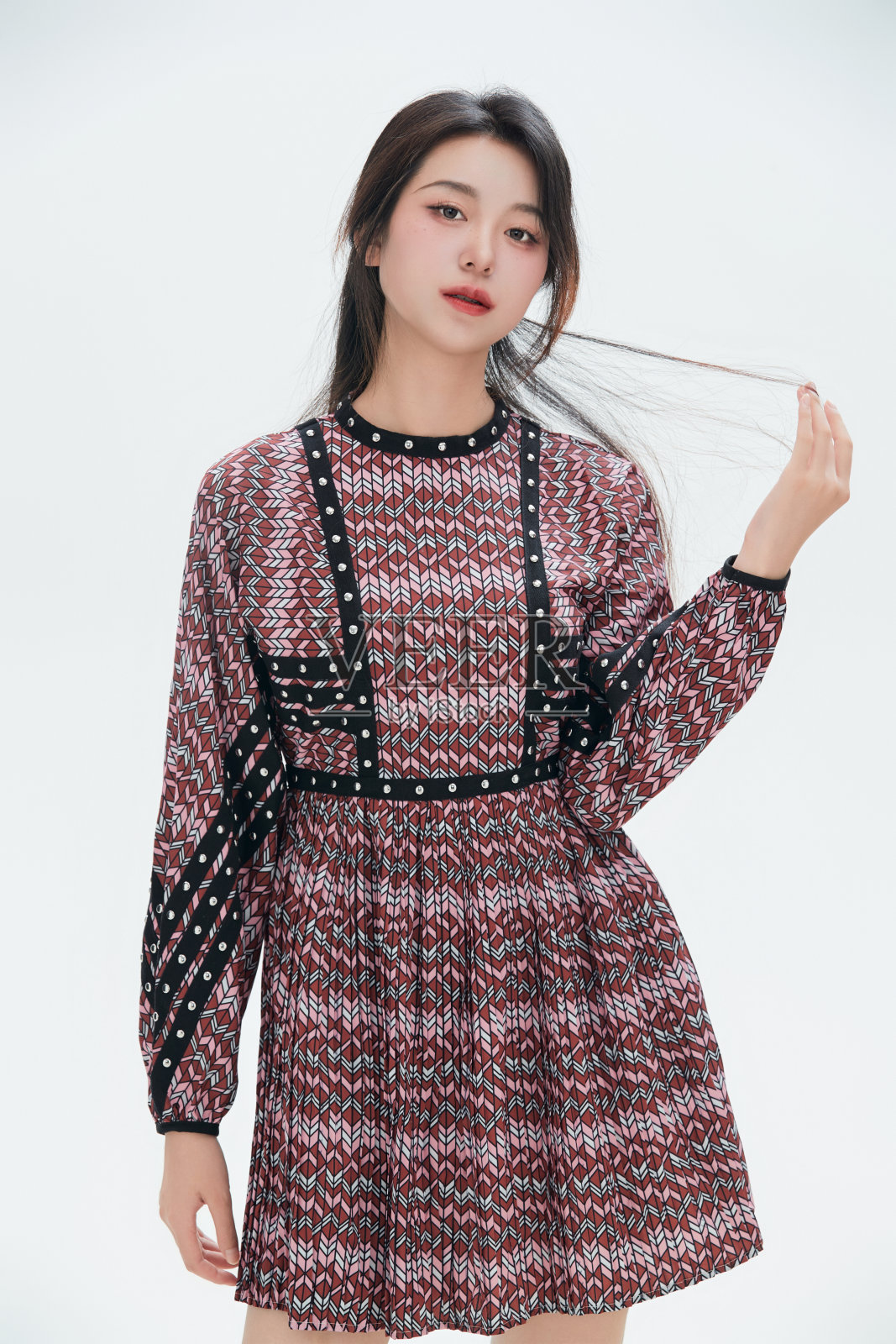 白人背景下的中国女大学生照片摄影图片