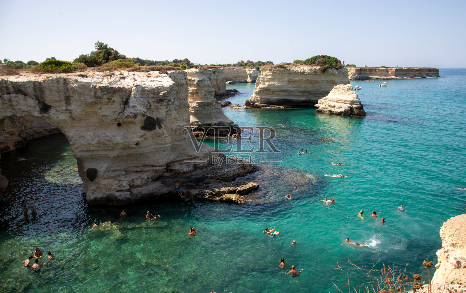 位于萨伦托-普利亚的圣安德烈塔美丽的悬崖照片摄影图片