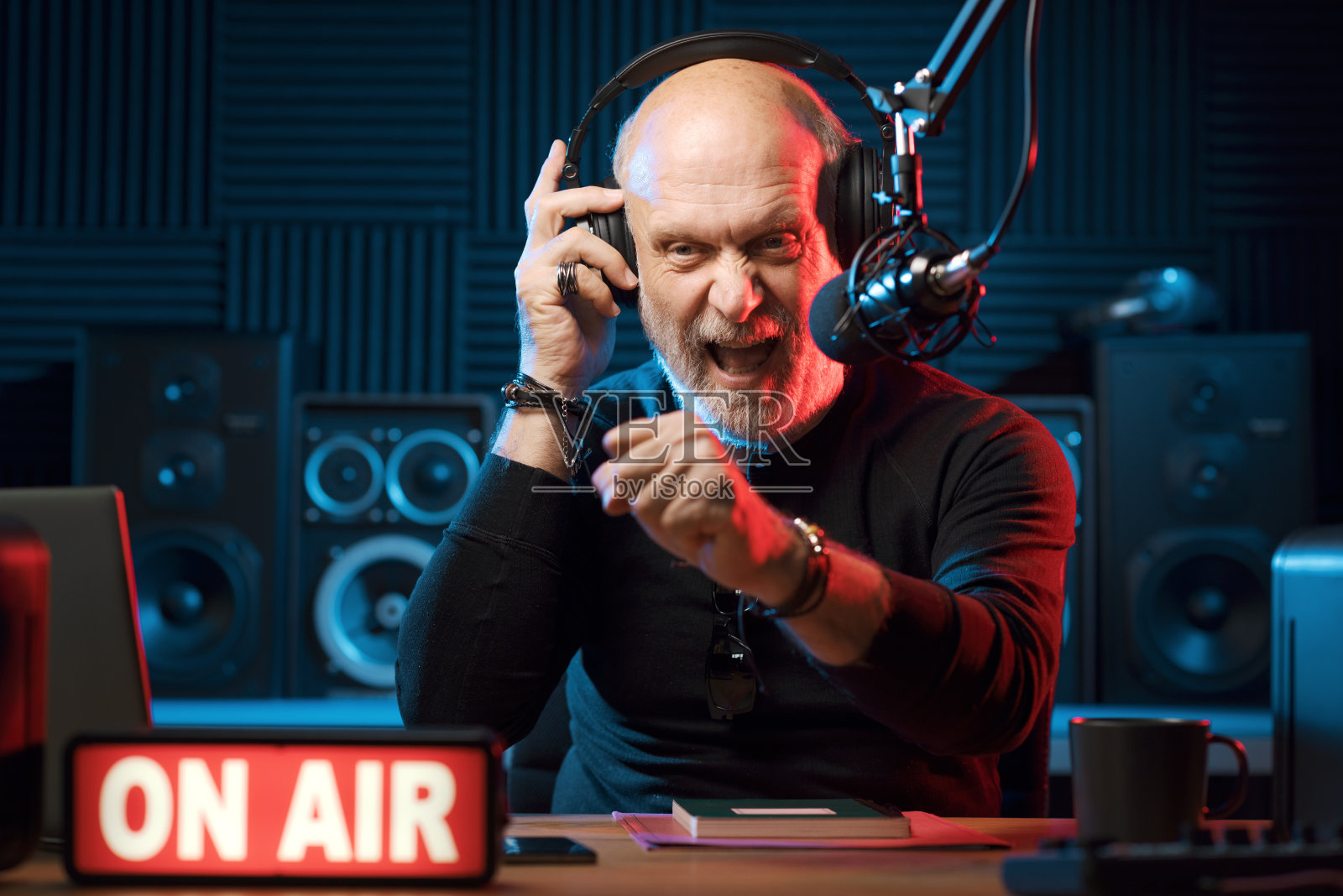 自信的电台DJ对着麦克风说话照片摄影图片