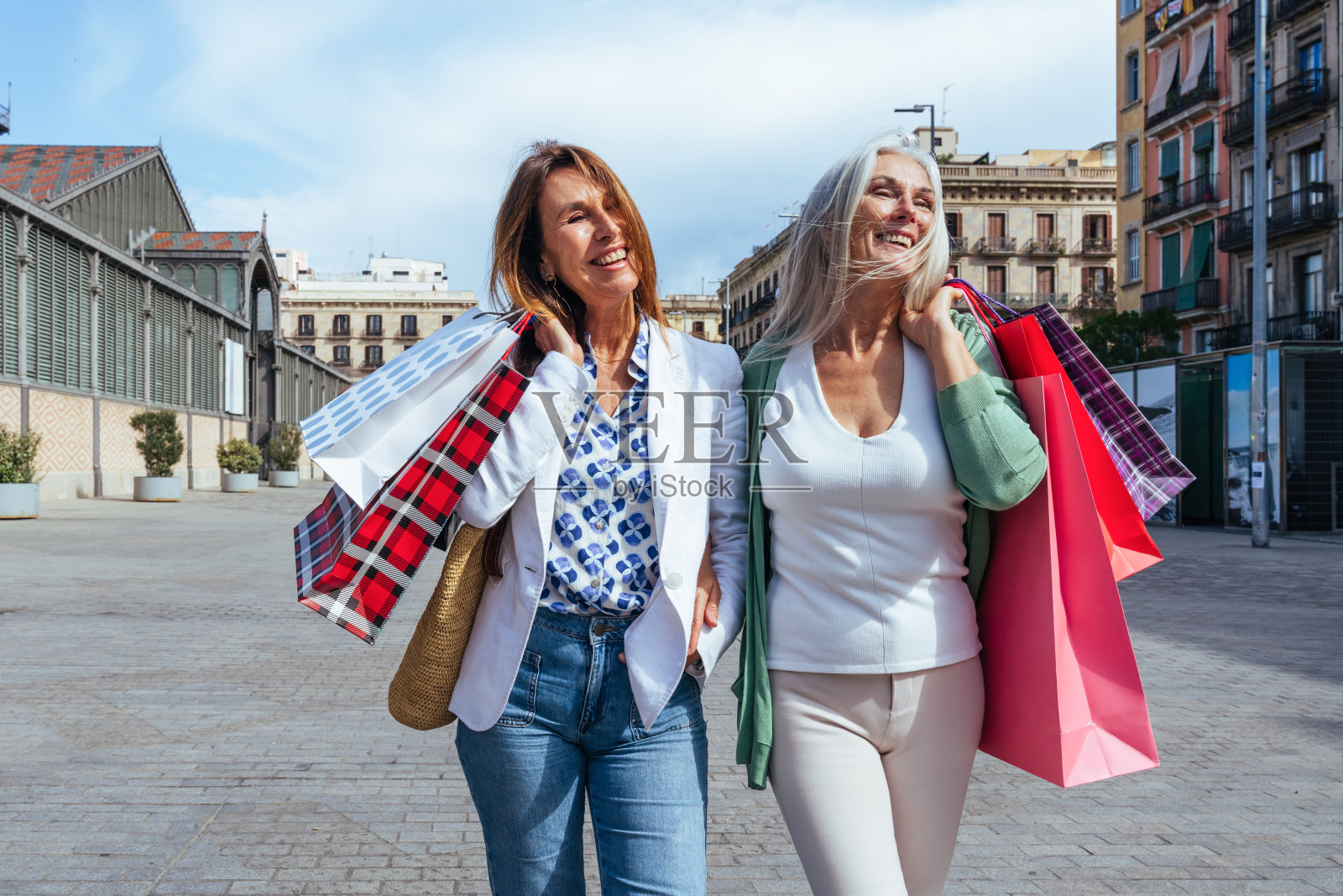 美丽的女前辈们在城市户外聚会照片摄影图片