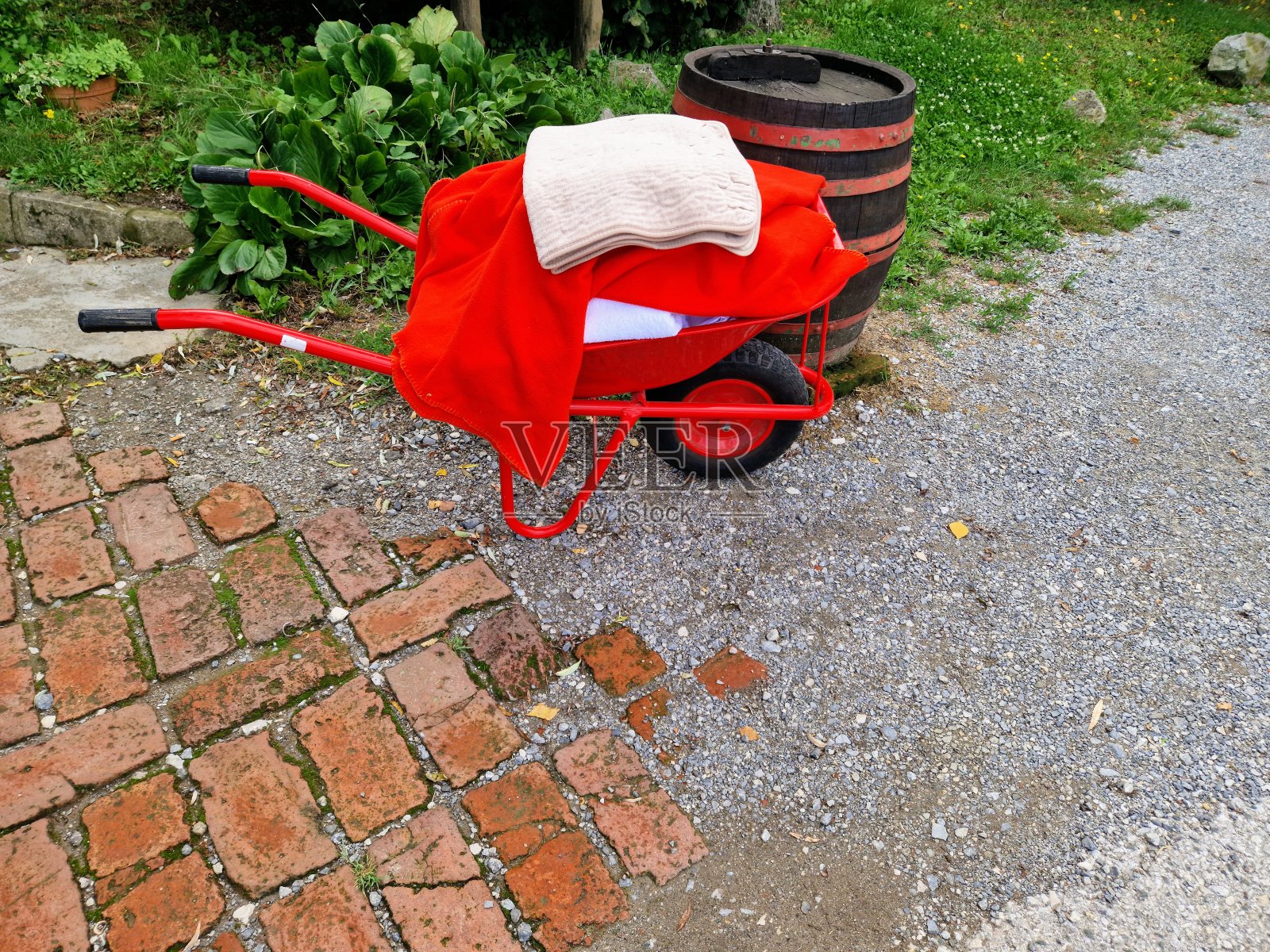 红色的手推车照片摄影图片