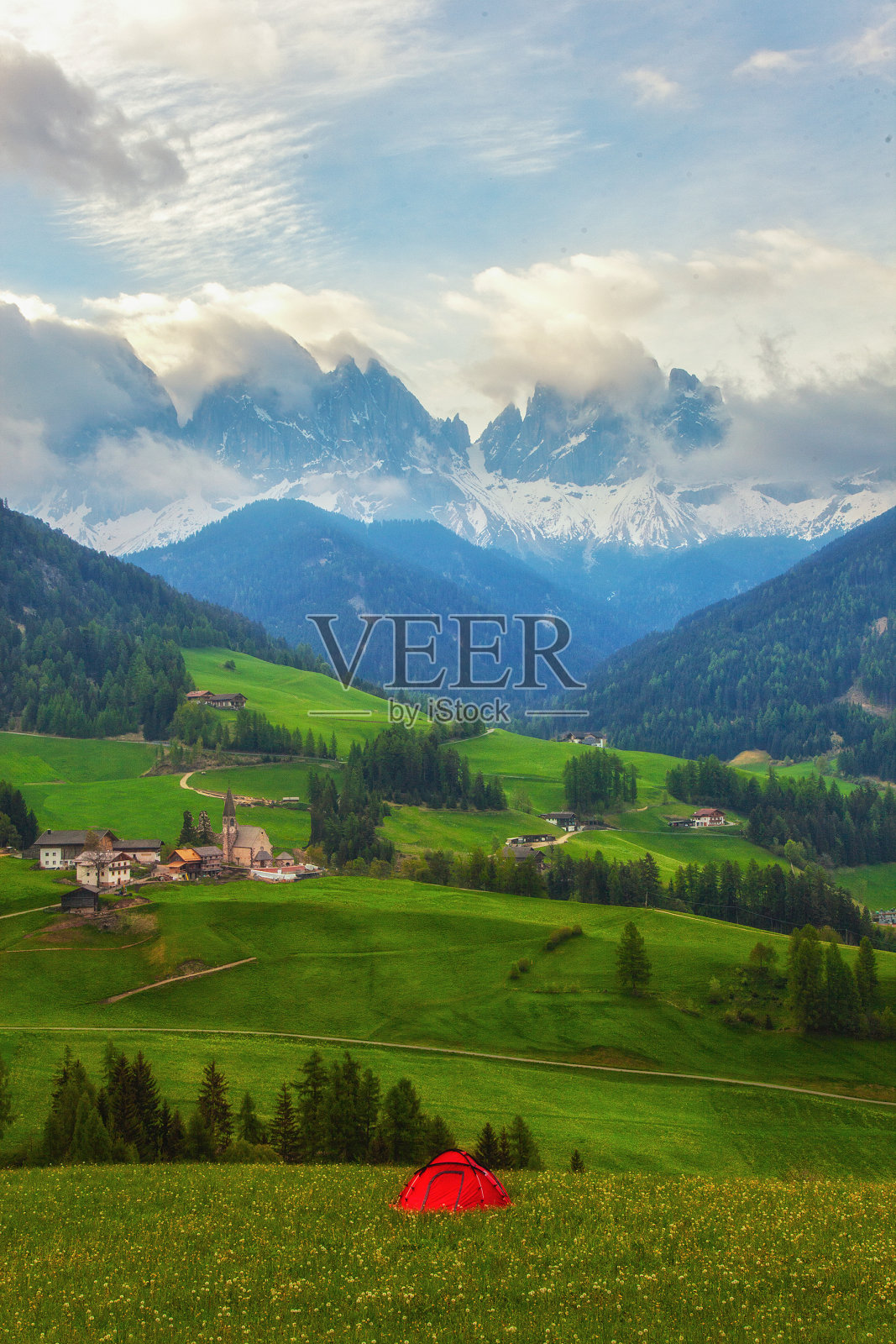 秋天的意大利白云石，Val Di Funes (Villnöß)村庄南蒂罗尔，博尔扎诺意大利(意大利)照片摄影图片