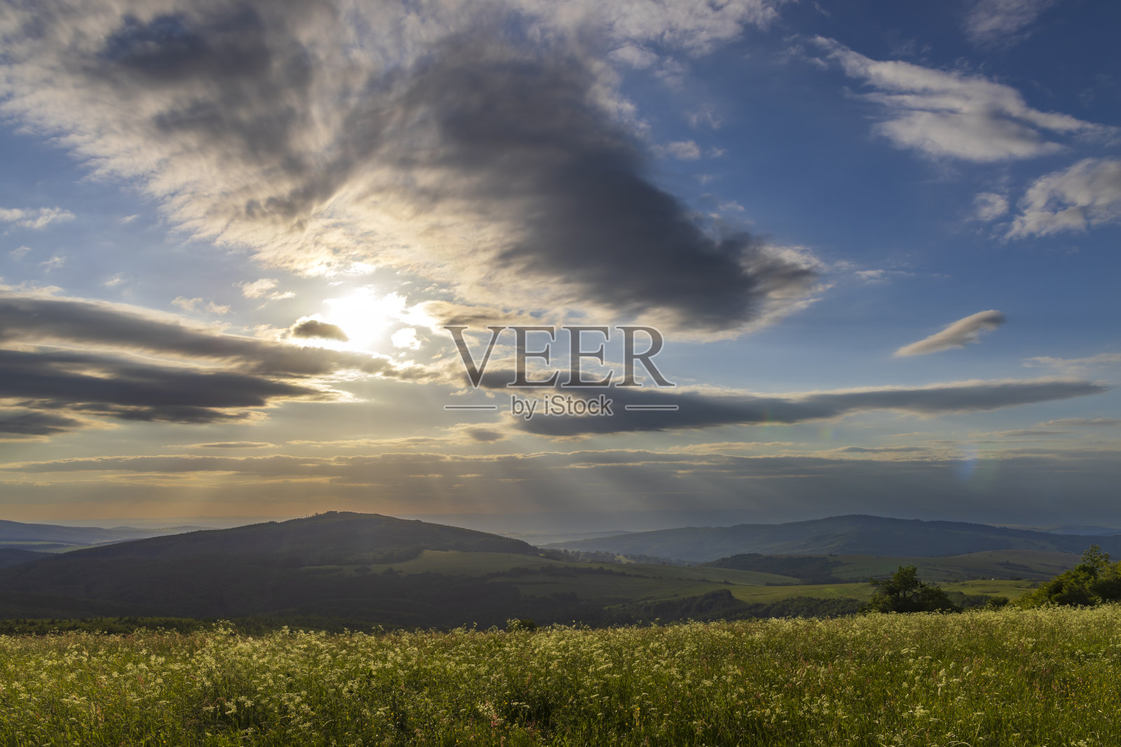 捷克共和国白色喀尔巴阡山脉附近的Kubikuv vrch和Nova Lhota照片摄影图片