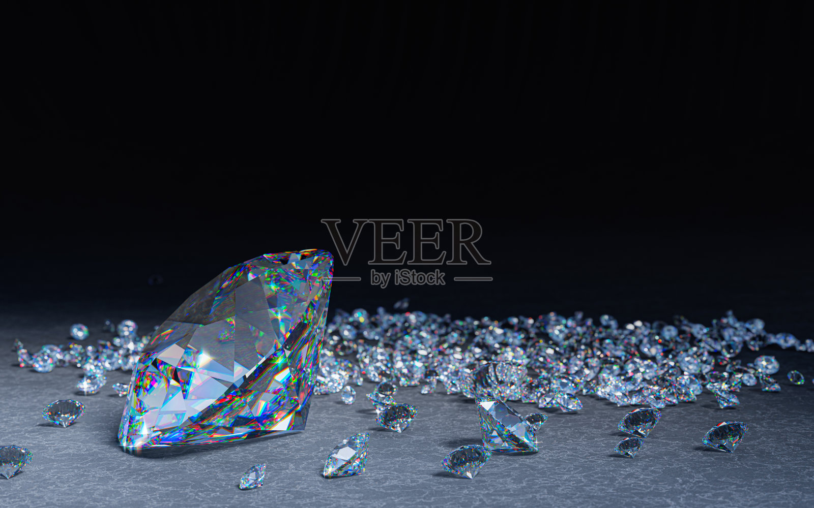 黑色反射背景上的大钻石，地上有许多小钻石。富人最喜欢收藏的宝石是钻石。照片摄影图片