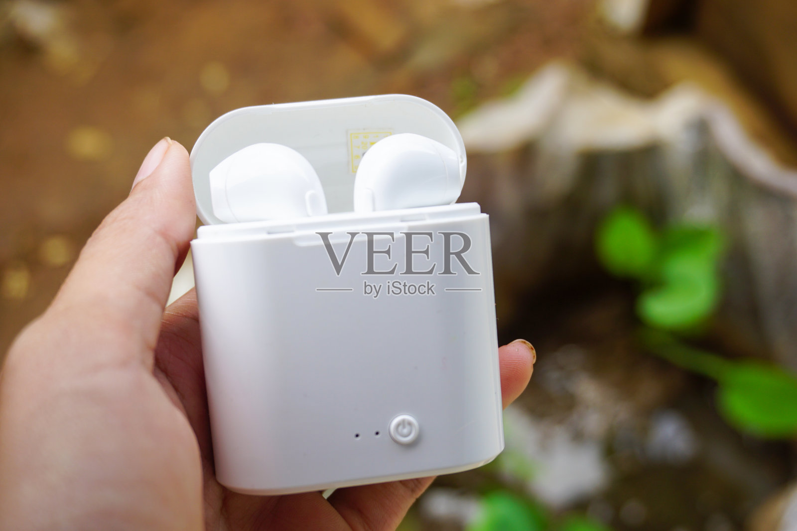 白色耳机的股票照片无线耳机隔离在白色与剪辑路径的耳朵照片摄影图片