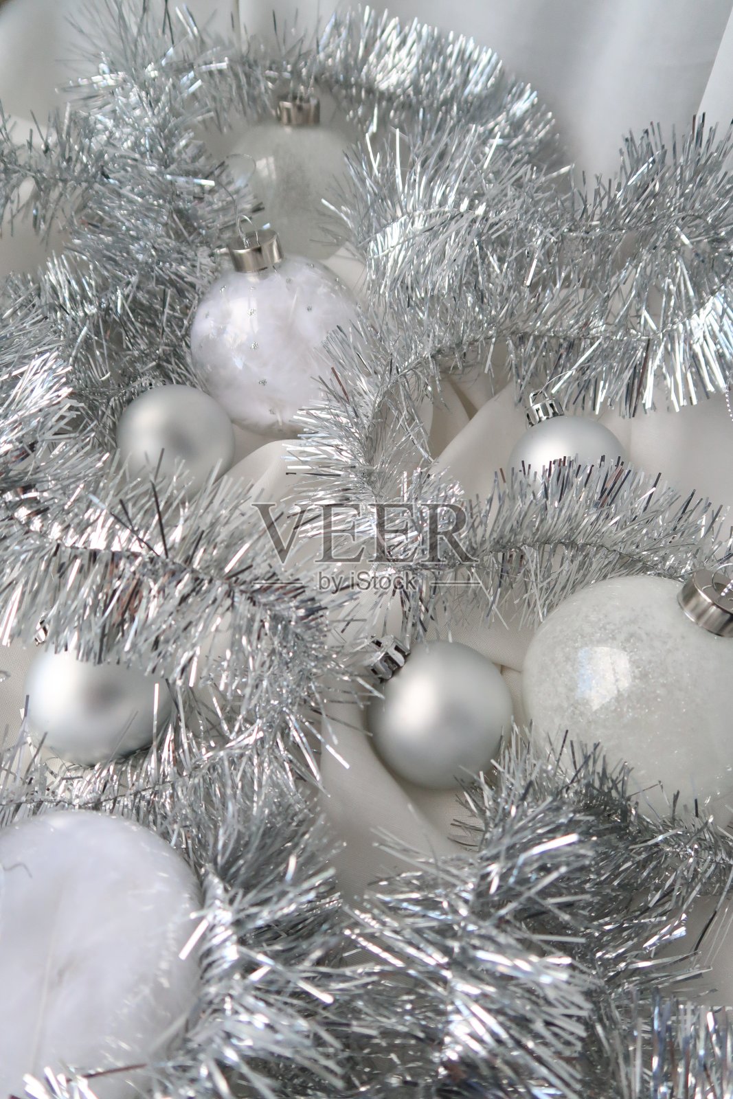 银和白色的圣诞饰品在平面布局风格照片摄影图片