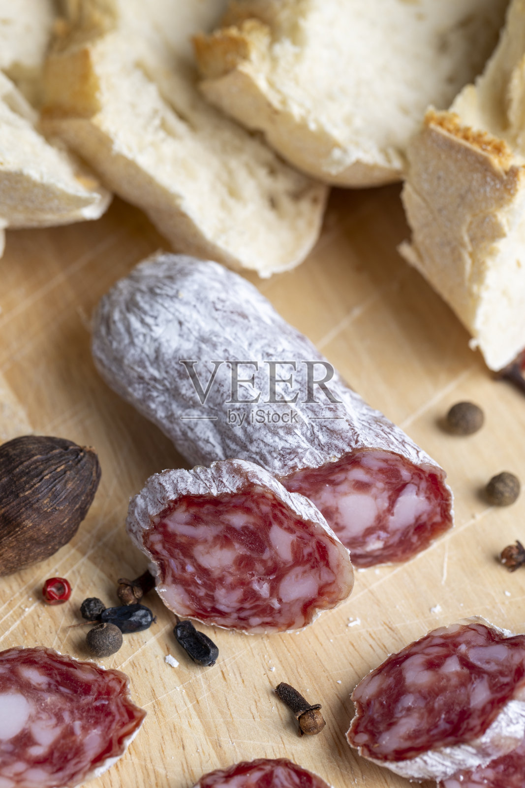 切片新鲜香肠配霉照片摄影图片