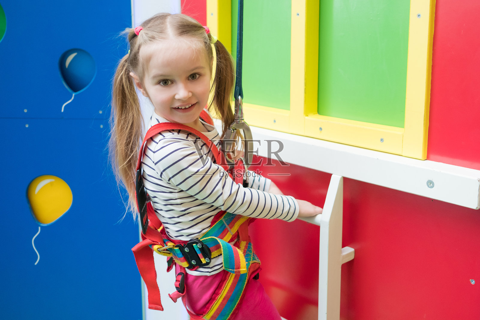 小女孩在室内娱乐运动公园照片摄影图片