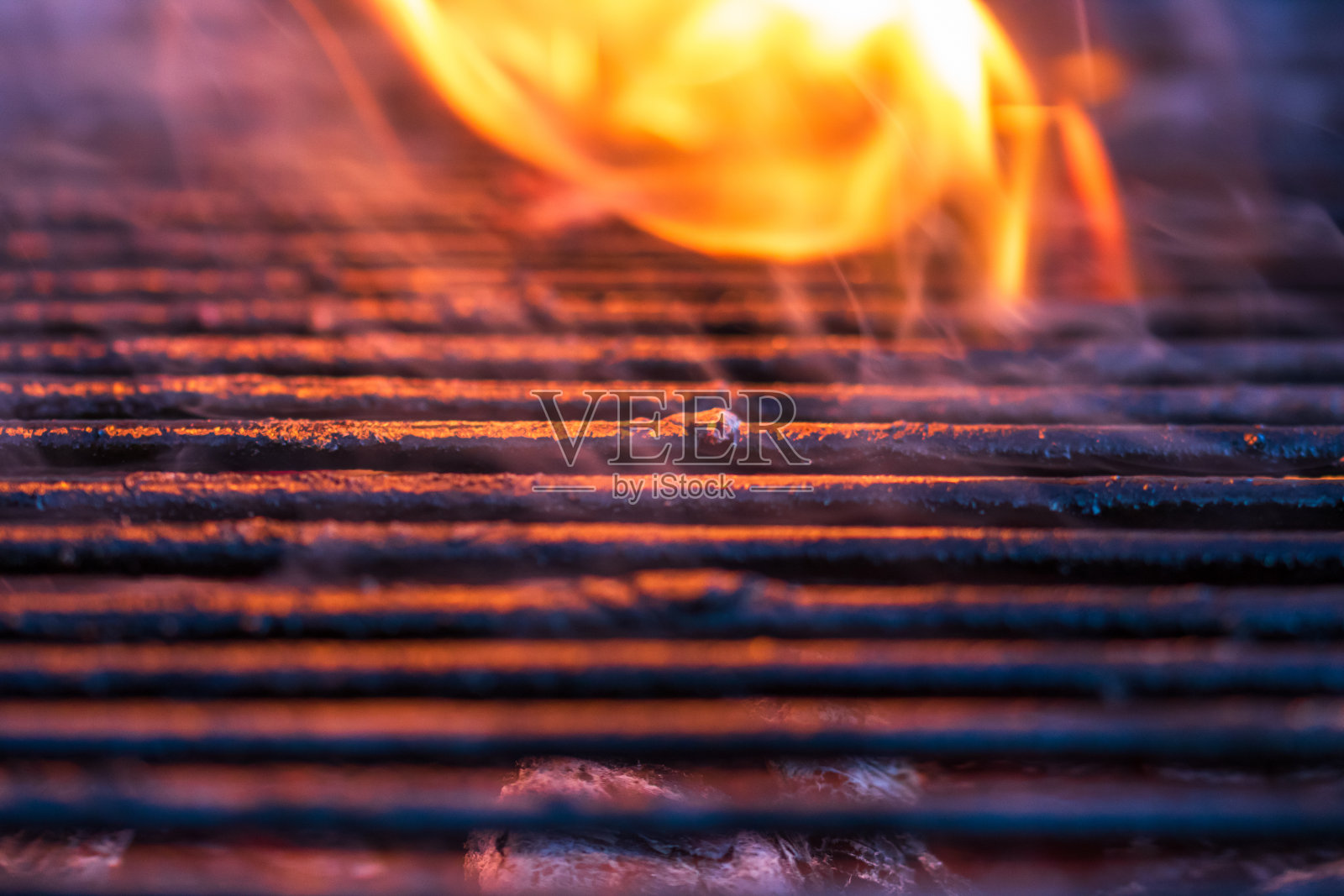 空热木炭烧烤架与明亮的火焰照片摄影图片