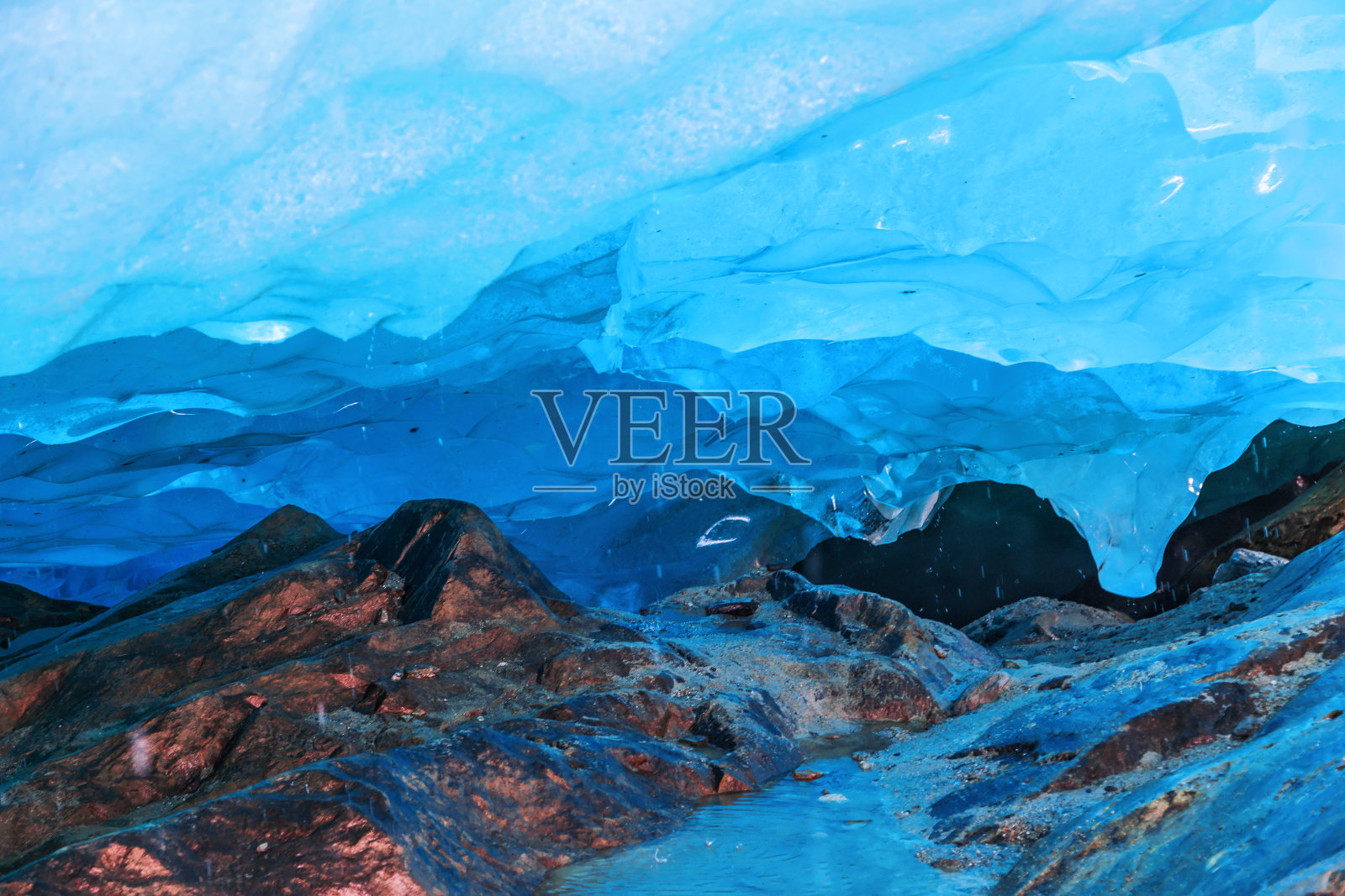 瑞士菲埃施阿莱奇冰川的冰洞照片摄影图片