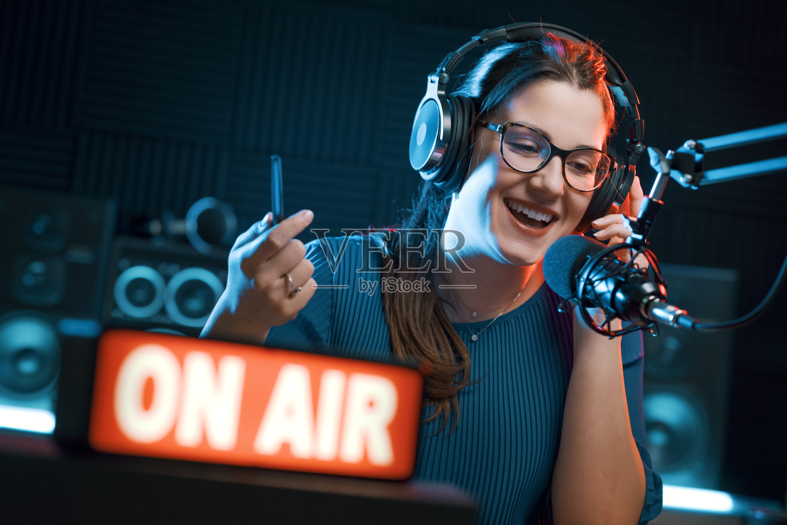 在电台工作的主持人照片摄影图片