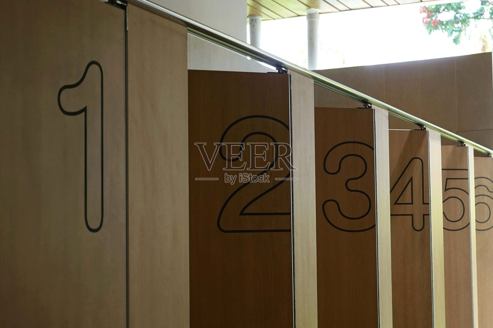 休息室有一扇木门，从1号到6号。照片摄影图片