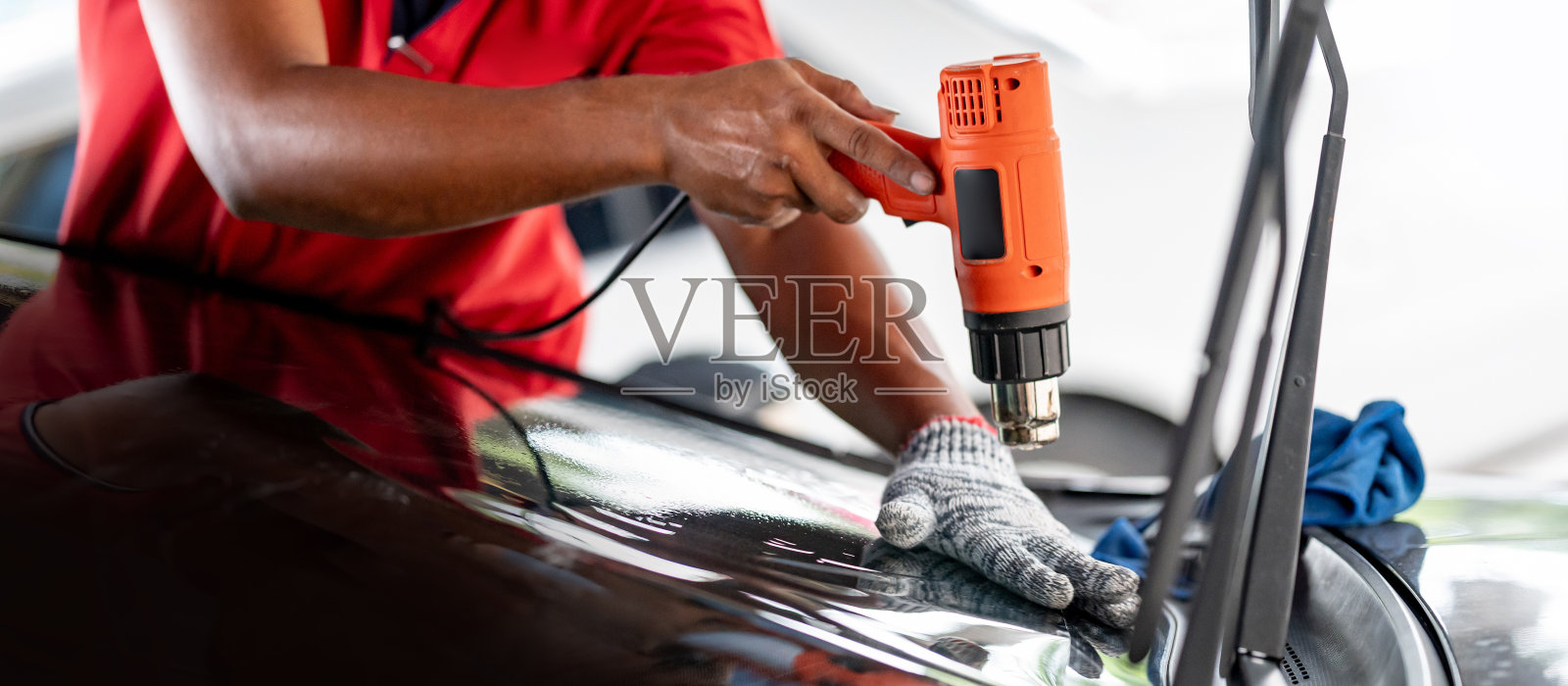 汽车前挡风玻璃膜的去除和着色安装照片摄影图片