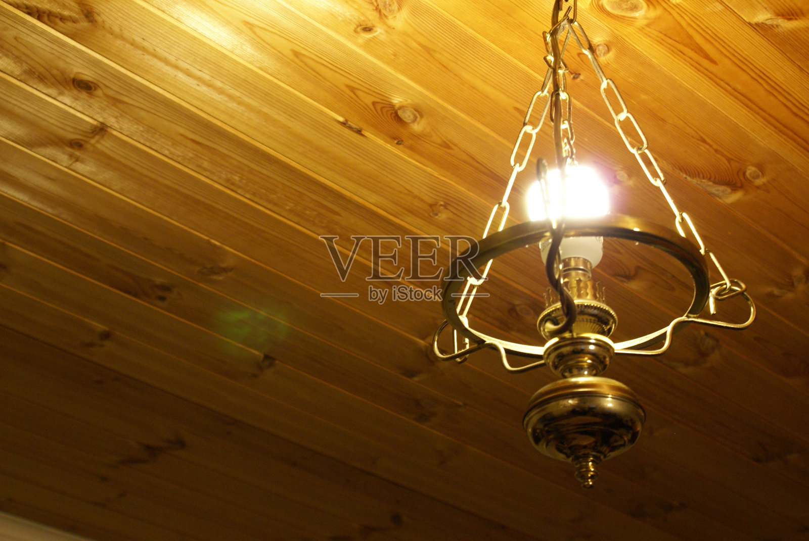 木质天花板上的复古风格吊灯照片摄影图片