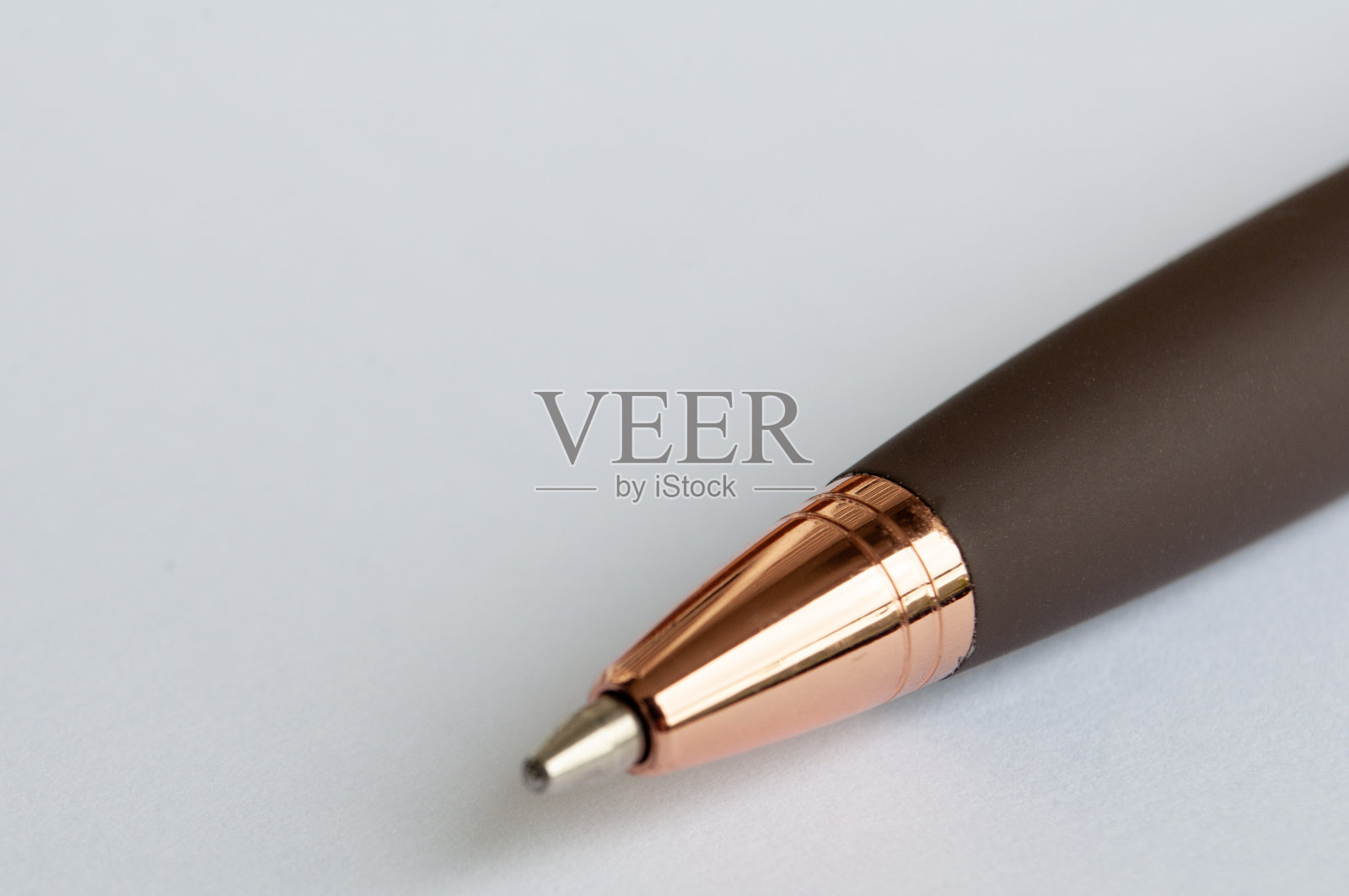 白色记事本上的钢笔特写，可自定义文本空间。本空间照片摄影图片