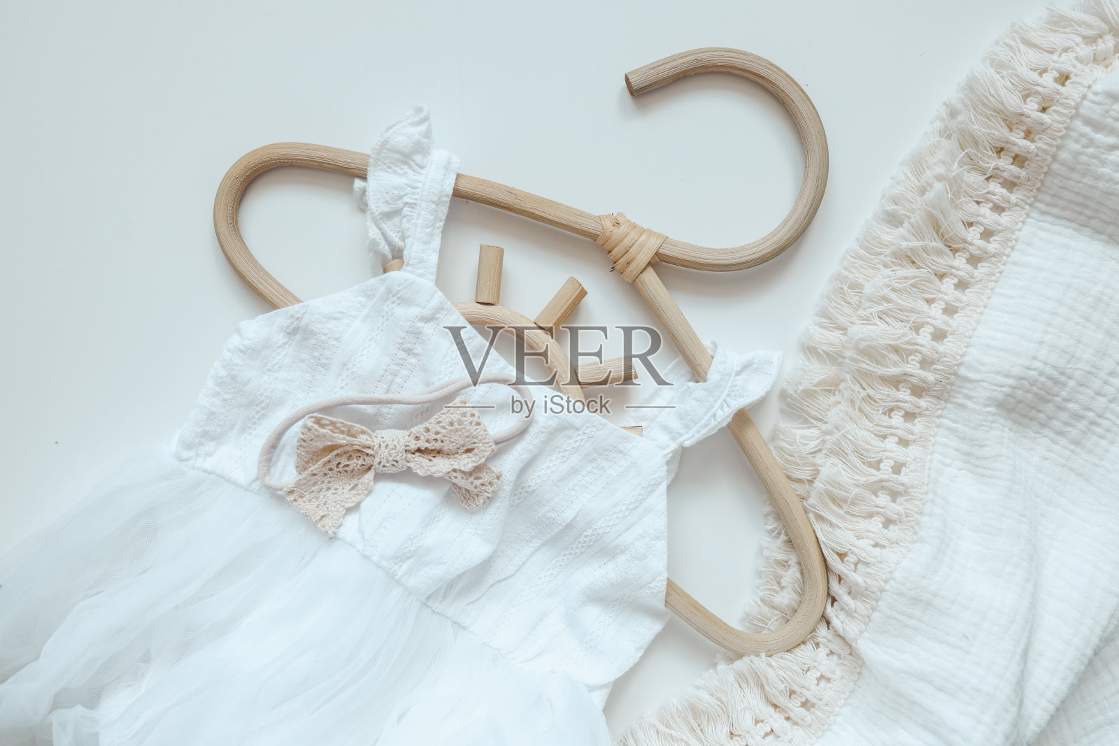 一套白色的东西为新生儿在白色的背景照片摄影图片