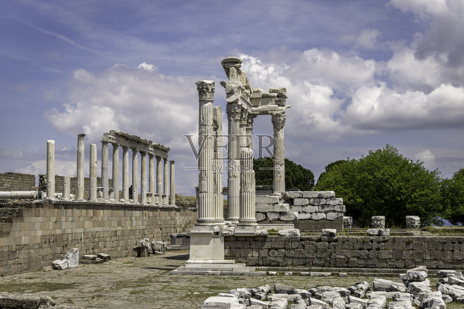 土耳其伊兹密尔省贝加马的古希腊城市佩加蒙的图拉真神庙遗址照片摄影图片