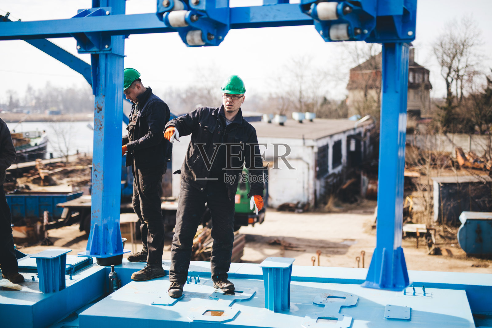 在船厂工地工作的体力工人照片摄影图片